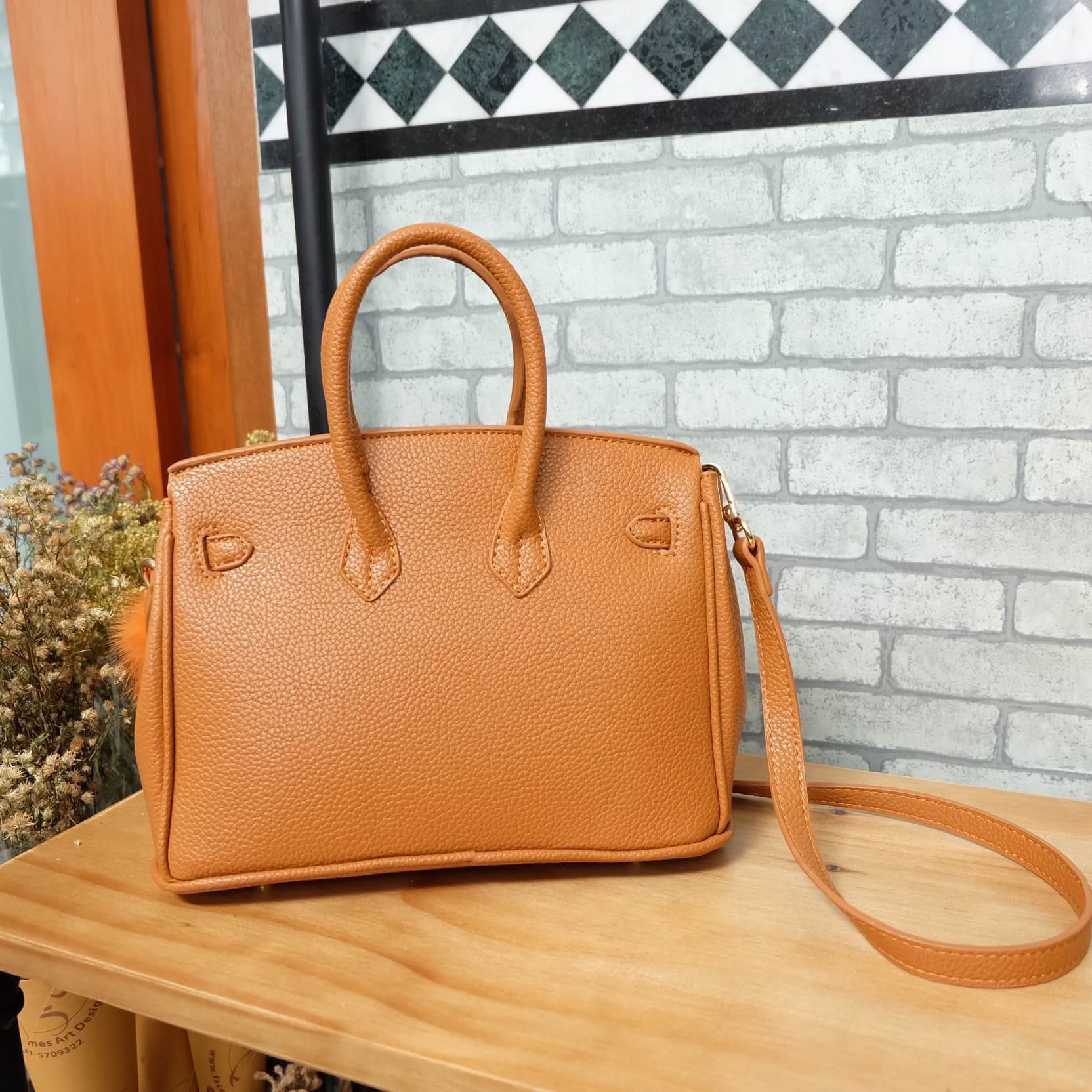 งานแท้ชนช้อป New arrival! ขนาด 10 นิ้ว จากแบรนด์ Berke กระเป๋าทรงสุดฮิต ตัวกระเป๋าหนัง Pu ดูแลรักษาง่าย ลายหนังสวยหรูมากๆคะ น้ำหนักเบา ตัวกระเป๋า ปรับได้ 2 ทรง ทรงรัดสายคาด กับ ถอดออกได้ ภายในบุด้วยหนัง PU เนื้อดี มีช่องใส่ของจุกจิกได้ ใบจริงสวยมาก