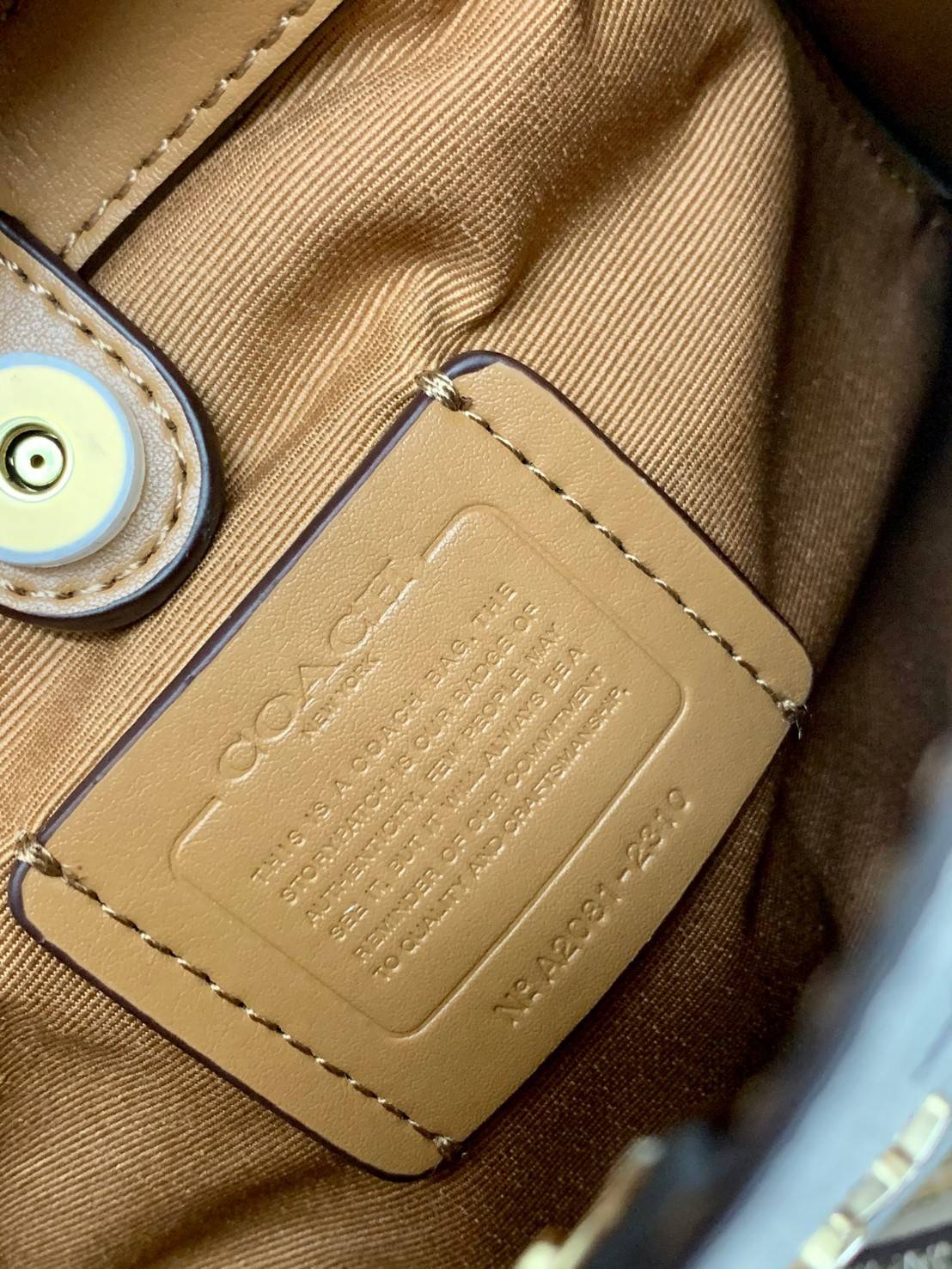 รุ่นฮิต รุ่นขายดี รุ่นที่สาวๆต้องมีค่ะ!! COACH SMALL TOWN BUCKET WITH DANDELION PRINT ((2310)) พร้อมส่งที่ไทยอีกครั้ง ห้ามพลาดค๊าาา😘 กระเป๋าทรงถัง หนังแท้ลายหนังสวยนิ่มอย่างดีค่ะ!