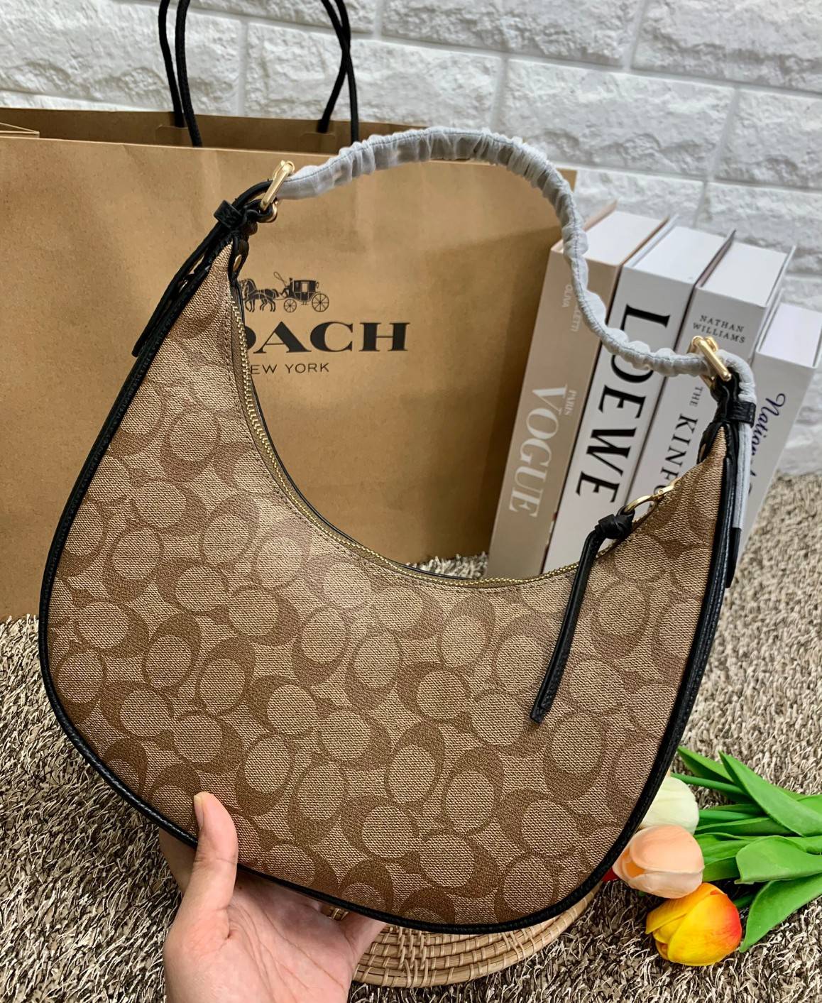 COACH BAILEY HOBO WITH WHIPSTITCH ((C4108//C1322)) พร้อมส่งที่ไทย!! สวยจริงไม่จกตาแน่นอนค่าา กระเป๋าทรงโค้ง ใช้แบบหิ้วหรือคล้องไหล่ก็ดูดี ใช้วัสดุหนังแท้ชั้นดี หนังสวยมากๆค่ะ ด้านหน้าใช้อะไหล่แบรนด์ตัวใหญ่ หรู ดูสะดุดตามีเดียว