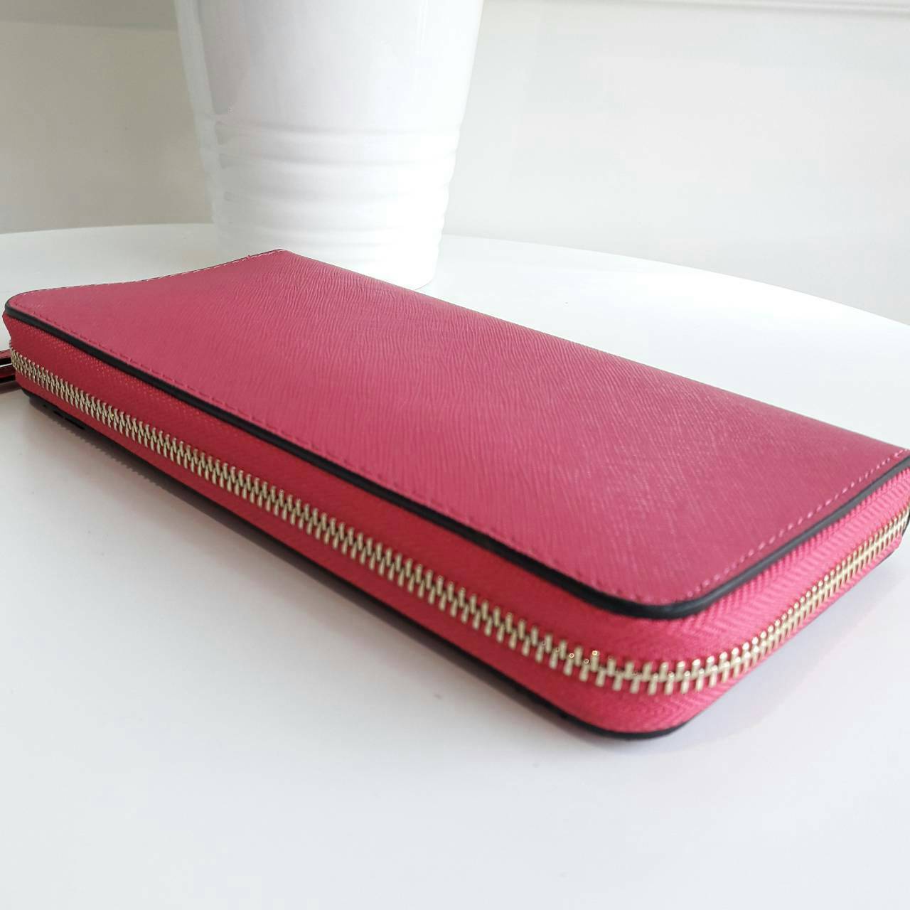 Michael kors saffiano long wallet กระเป๋าสตางค์ใบยาวแบบซิปรอบ วัสดุหนังลาย Saffiano สวยหรูมากๆ ด้านหน้าประดับ logo brand ซิปปั๊มแบรนด์ ภายในช่องใส่บัตร, ธนบัตร และช่องใส่เหรียญ ใส่ iPhone+ ได้ค่ะ มาพร้อมสายคล้องข้อมืออีก 1 เส้น ใบนี้คุ้มเกินราคา รับประกัน