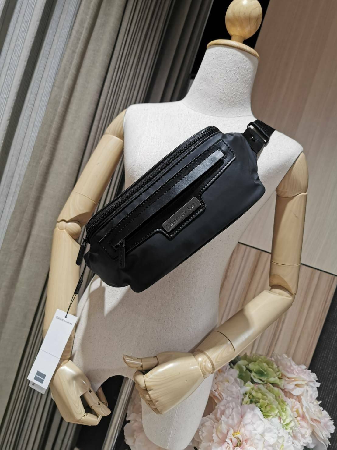 CALVIN KLEIN" JEANS NYLON WAIST BAG กระเป๋าสะพายคาดเอวหรือคาดอกอกรุ่นใหม่ล่าสุดดีไซน์สุดฮิต Limited Edition จาก Calvin Klein Factory วัสดุ Nylon+Polyester 100% คุณภาพดีดูเเลรักษาง่าย กันน้ำ เปิดปิดด้วยซิปสะดวกใช้ หัวซิปแบรนด์ด้านหน้ามีโลโก้และช่องซิป