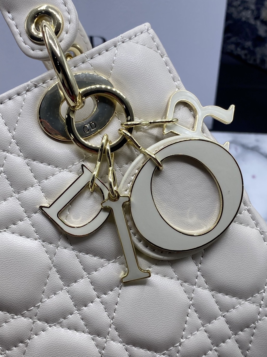 หนังแท้ DIOR LADY BAG 20cm ความสง่างามอีกหนึ่งรุ่นของ Dior รูปทรงสีเหลียม ขนาดกระทัดรัด ตั้งอยู่ทรง ฐานกระเป๋าแข็งแรง มีหมุดรองฐาน ดีไซน์ที่มีเอกลักษณ์เฉพาะตัว ด้านหน้าตกแต่งด้วยตัวอักษร D.I.R ห้อยเป็นพวงกุญแจ จะถือด้วยมือหรือสะพายไหล่ก็ดูดีมากๆ ค่ะ