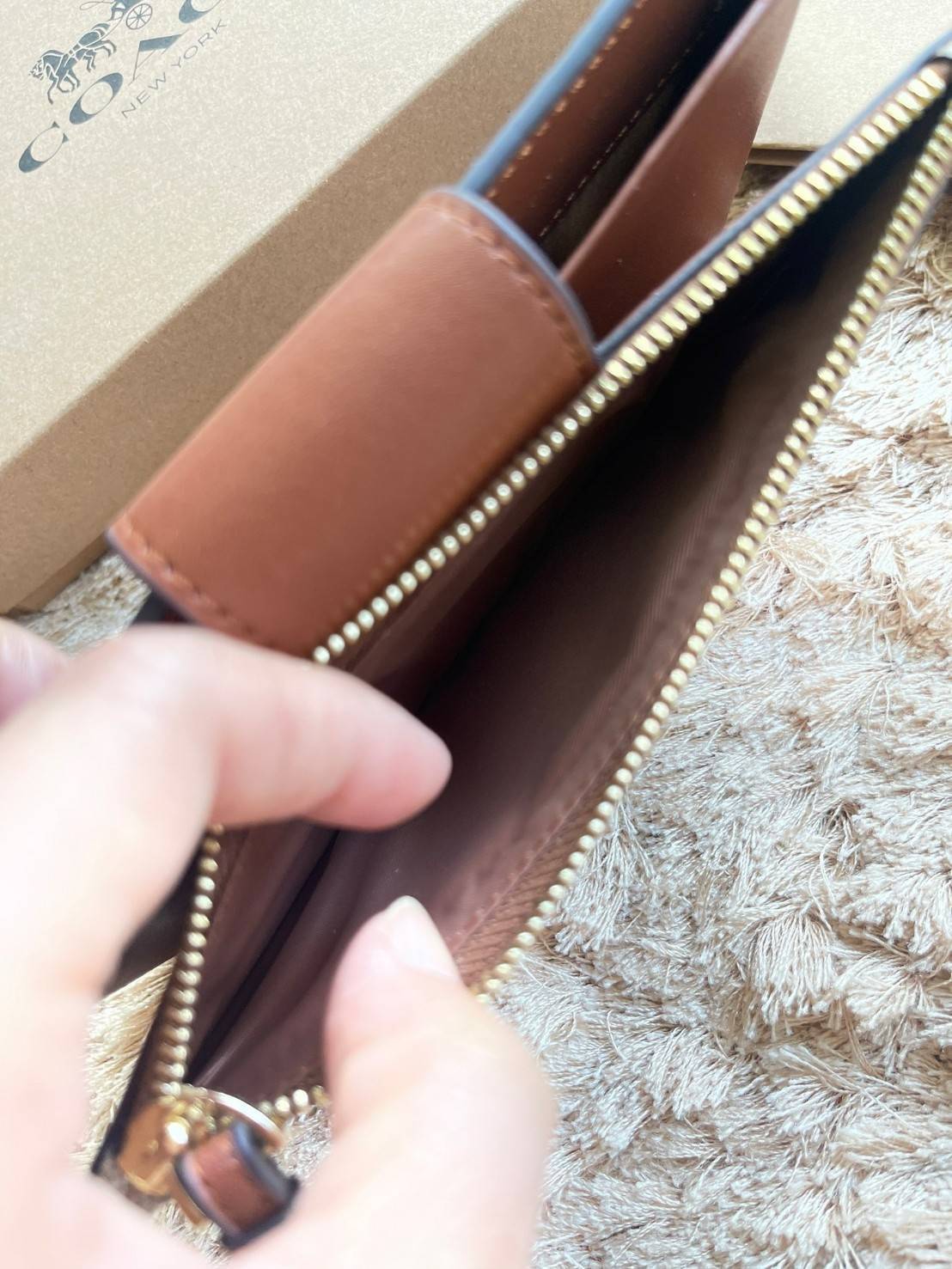 COACH TECH WALLET IN SIGNATURE CANVAS อีกหนึ่ง collection ของกระเป๋าสตางค์ที่ดีไซน์ทันสมัยให้ใช้งานได้แบบครบครัน เป็นกระเป๋าสตางค์ ที่มีช่องสำหรับใส่โทรศัพท์มือถือ ธนบัตร เหรียญ และบัตรต่าง ๆ ใช้งานแบบ2ด้าน เพิ่มความสะดวกสบายด้วยสายคล้องมือ ช่วยให้พกไปไหน