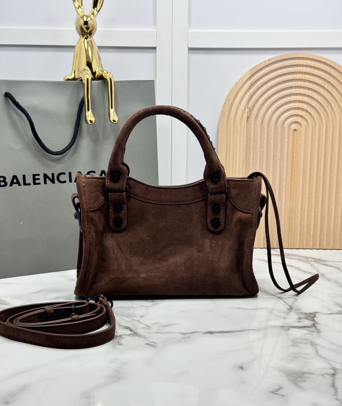 ORI หนังแท้ | Balenciaga Le City suede bag กระเป๋าถือ/สะพายข้างดีไซน์โดดเด่นสวยเท่ล้ำสมัย ใหม่ล่าสุดงานหนังกลับที่สุดแห่งความไอคอนิกไม่เหมือนใคร มีกิมมิคและลูกเล่นแพรวพราว