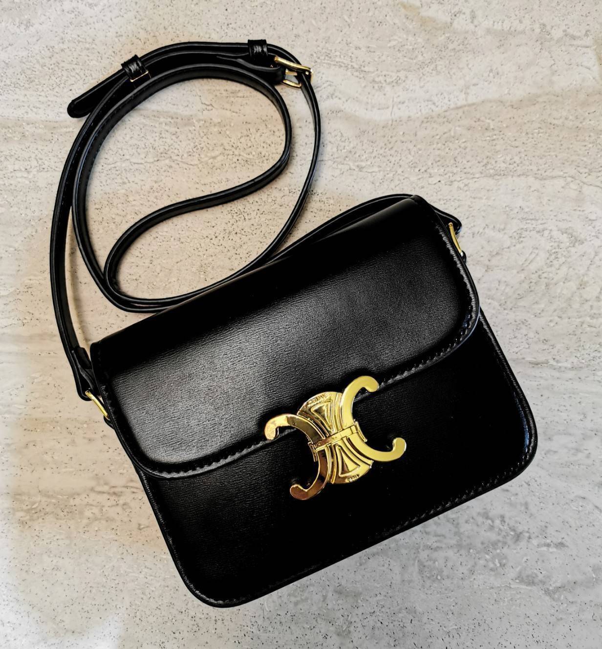 CELINE TRIOMPHE CROSSBODY BAG VIP GIFT WITH PURCHASE-GWP พรีเมี่ยมกิ๊ฟ Limited Edition จาก CELINE PERFUME DUTY FREE COUNTER วัสดุ TRIOMPHE CANVAS & LEATHER ดีไซน์ยอดนิยมสไตล์สาว LISA ทรงสี่เหลี่ยมหนังสวยหรูอยู่ทรง