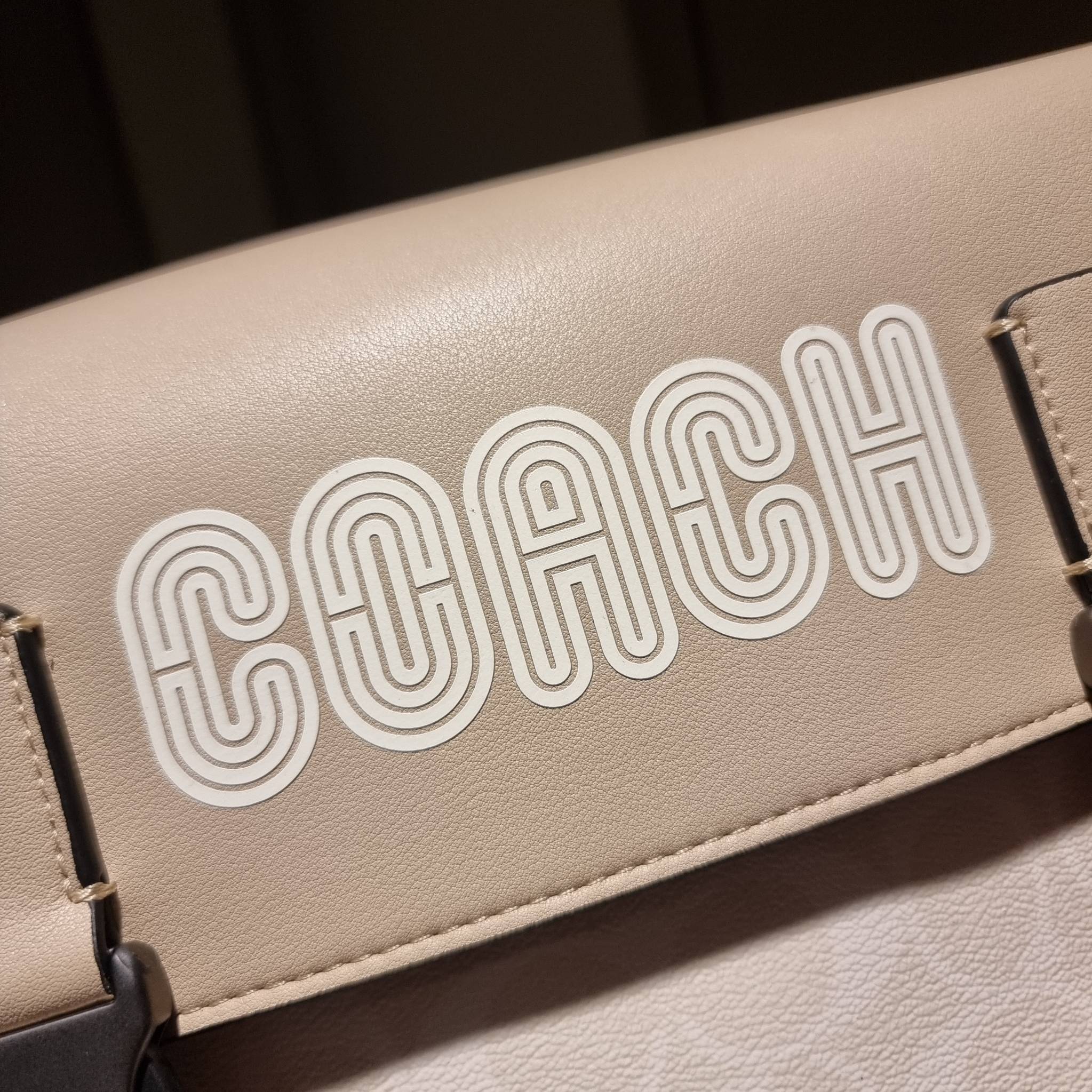 COACH TRACK CROSSBODY IN COLORBLOCK WITH COACH PATCH C6657 C8128 หล่อบอกต่ออีกหนึ่ง กระเป๋าสะพายทรงแมสเซ็นเจอร์ รุ่นเอาใจหนุ่มๆ ที่สาวๆก็อยากใช้!! ด้วยดีไซน์สีคัลเลอร์บล็อคที่โดดเด่น ทำให้ดูน่าใช้งาน วัสดุหนังแท้ สวยคมซ่อนหรู ฝากระเป๋ามีตัวล็อคแน่นหนา เปิ