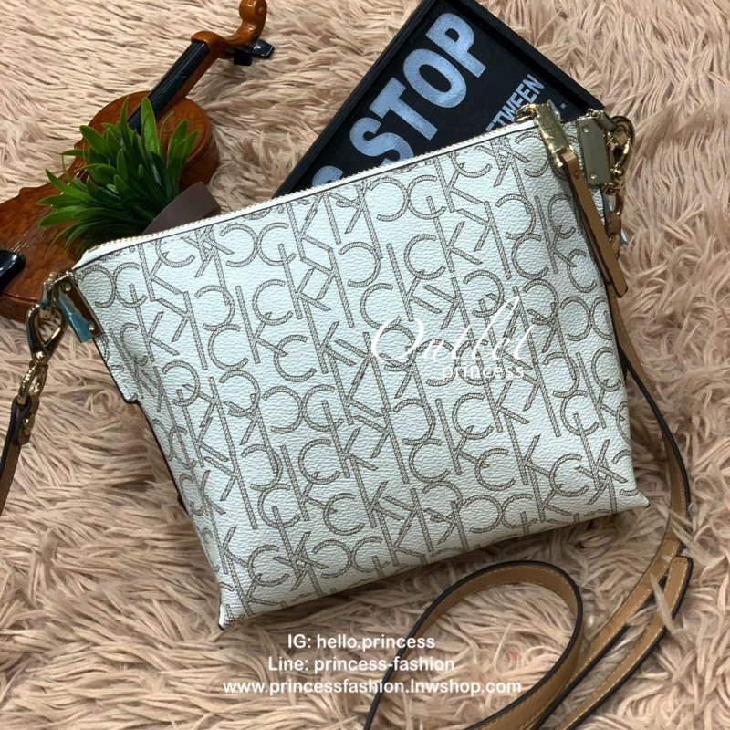 Calvin Klein Mini Crossbody กระเป๋าทรงครอสบอดี้ ขนาดกลางกำลังดี มีฐานกว้างตั้งอยู่ทรง เปิดใช้งานด้วยซิปเดียว สายสะพายปรับสั้นยาวได้ ดีเทลที่มีsignatureรอบใบ ครึ่งล่างฐานเป็นหนังเรียบ ติดโลโก้แบรนด์ด้วยโลหะ รูปทรงสะพายได้อย่างคล่องตัวแบบสไตล์เก๋ๆเลยคร้า!!