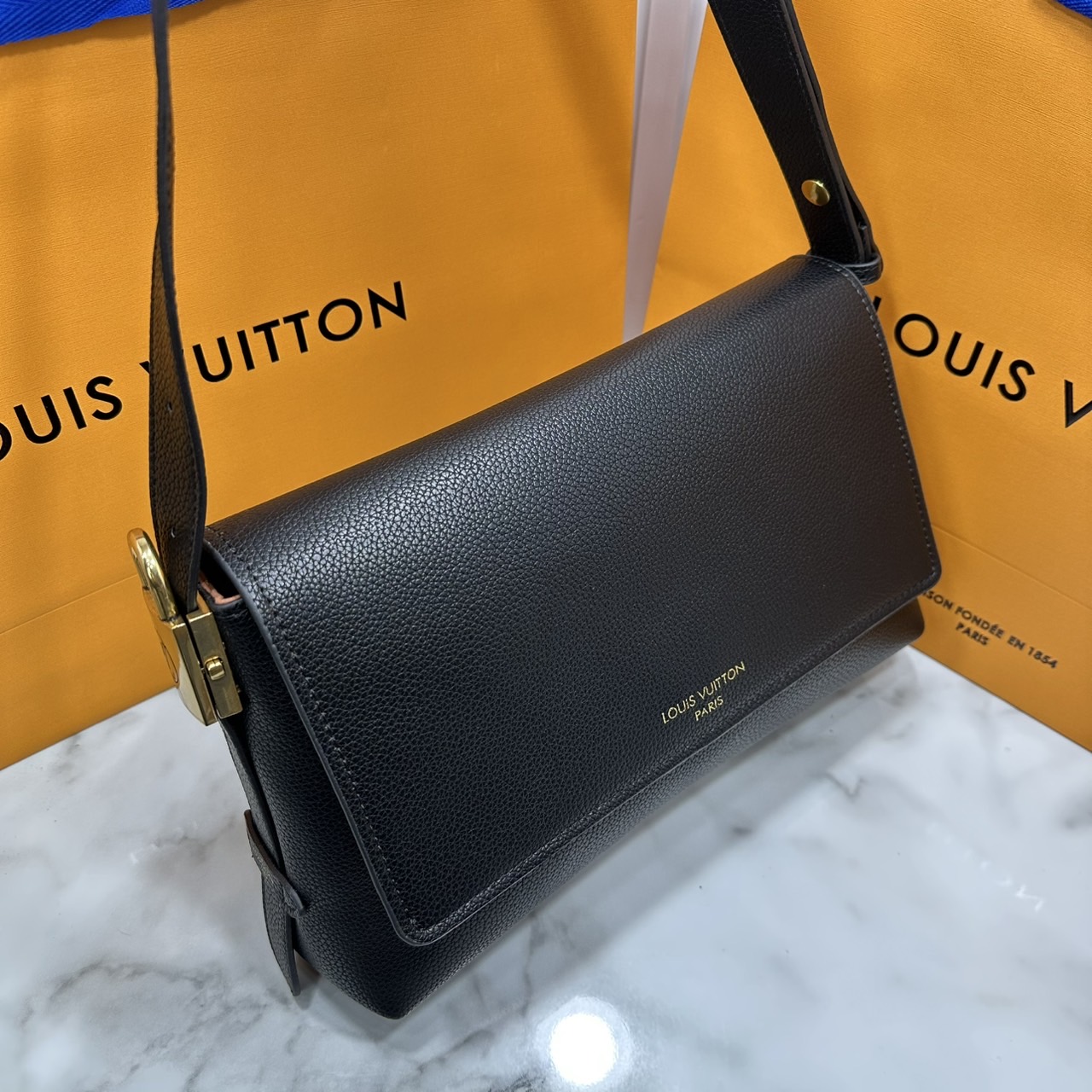 ORI หนังแท้ | LV Low Key Messenger Bag กระเป๋าสะพายทรงแมสเซ็นเจอร์ รูปทรงใหม่ สไตล์เรียบง่ายแต่หรูหรา ตกแต่งด้วยแม่กุญแจสีทองวินเทจ พร้อมใบลูกลายโมโนแกรมเพิ่มฟังชั่นการใช้งาน