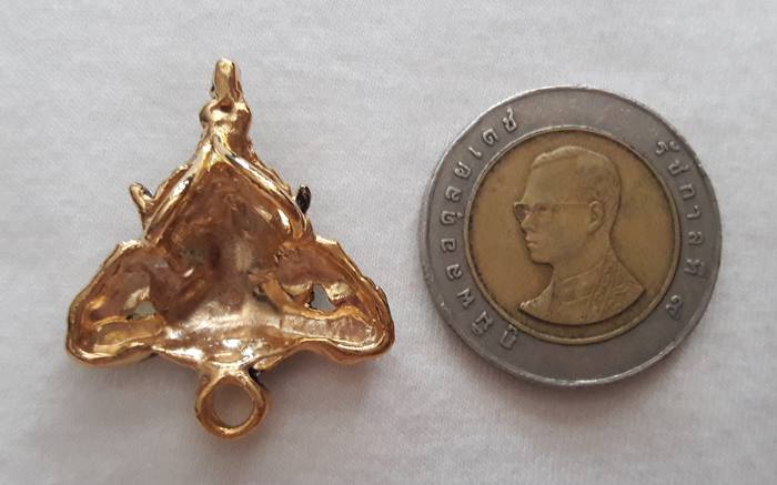 สินค้าหมดค่ะ พระราหูอมจันทร์เนื้อทองเหลืององค์เล็ก วัดประดู่ อ.อัมพวา จ.สมุทรสงครามค่ะ