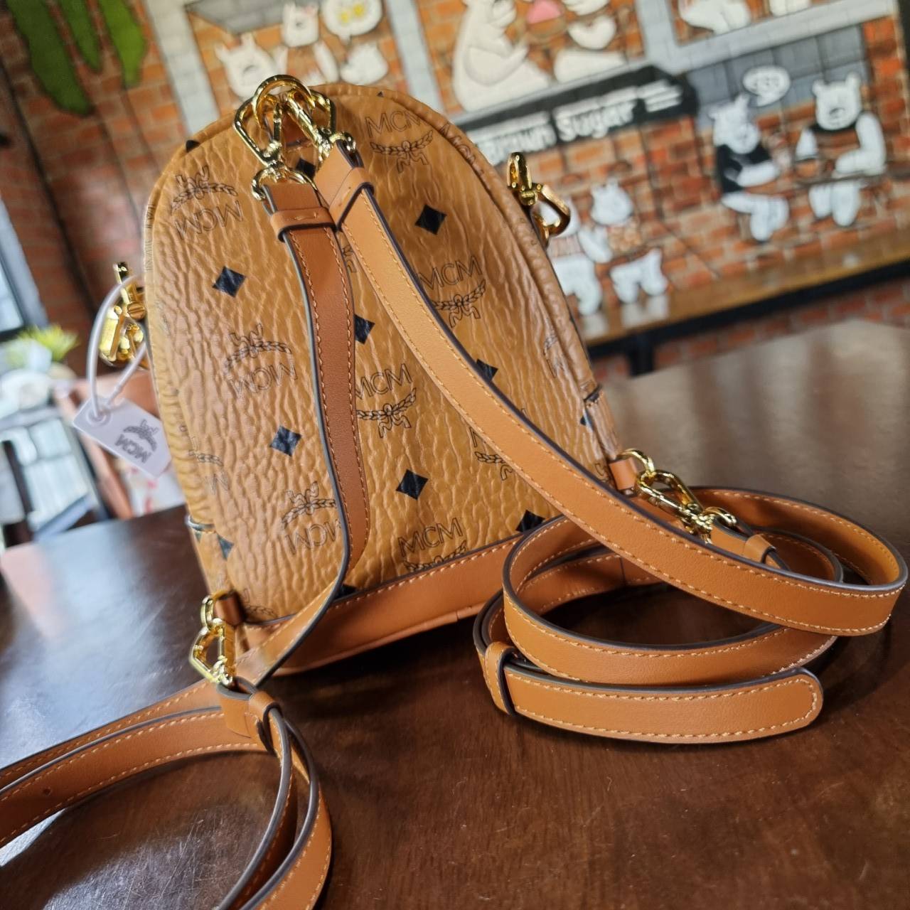 M.C.M PATRICIA BACKPACK IN VISETOS กระเป๋าสะพายไซส์ x-mini ดีเทลละเอียด ลูกเล่นเยอะ สายสะพายปรับใช้ได้หลากหลายสไตล์ ชิคมาก ปังมากค่ะแม่!! สะพายเป็นเป้ สะพายครอสบอดี้ หรือสะพายคาดอกก็ยังได้ หรือเอาสายออก ถือเดี่ยวๆก็สวยได้ไม่ธรรมดา วัสดุหนังแคนวาสคุณภาพดี 