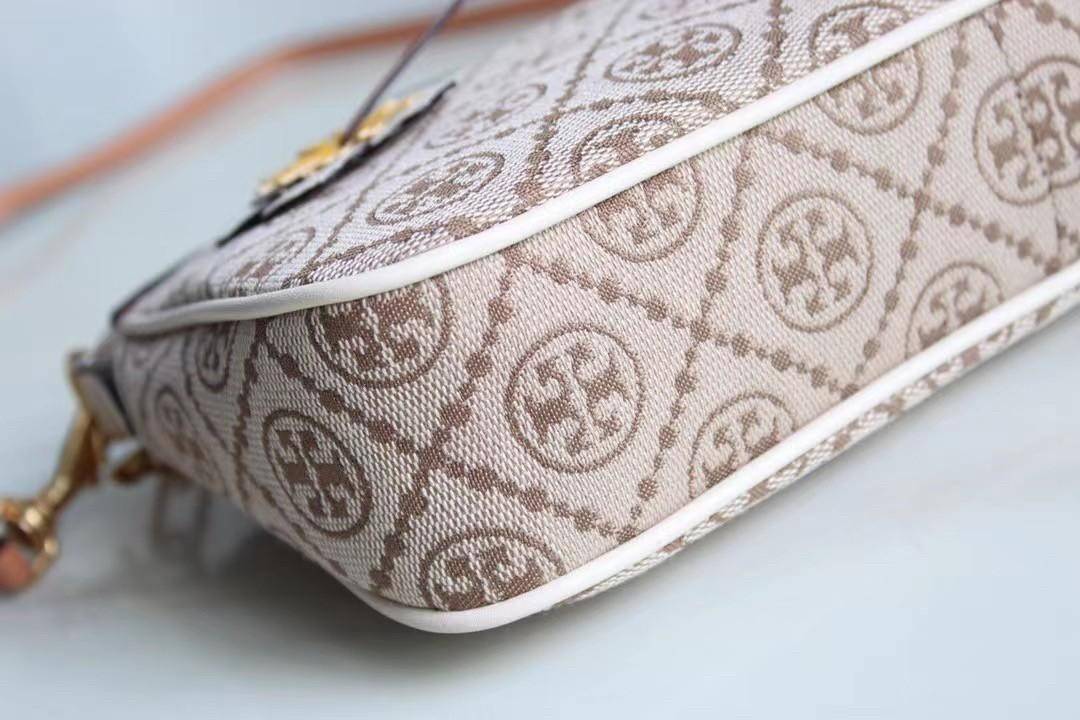 Tory Burch T Monogram Braided Floral Studio Shoulder Bag กระเป๋าถือหรือสะพายไหล่ลาย Monogramวัสดุผ้าJacquard+หนังแท้ ตัดเย็บอย่างปราณีต ผสานงานแกะสลักหนังสุดวิจิตร ประดับตกแต่งด้วยดอกไม้เพิ่มความหรู เป็นกระเป๋าดอกไม้ของฤดูกาลนี้ที่เพิ่มความซับซ้อนและแสนหว
