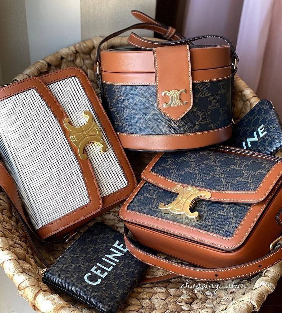 CELINE TRIOMPHE CROSSBODY BAG VIP GIFT WITH PURCHASE-GWP พรีเมี่ยมกิ๊ฟ Limited จาก CELINE PERFUME DUTY FREE COUNTER วัสดุ TRIOMPHE CANVAS & LEATHER ทรงเหลี่ยมหนังสวยหรูอยู่ทรงเปิดปิดด้วยฝาปิดโลโก้แบรนด์อะไหล่ทอง ภายในมีช่องหลักและช่องแบ่งย่อย มี1ช่องซิปเล