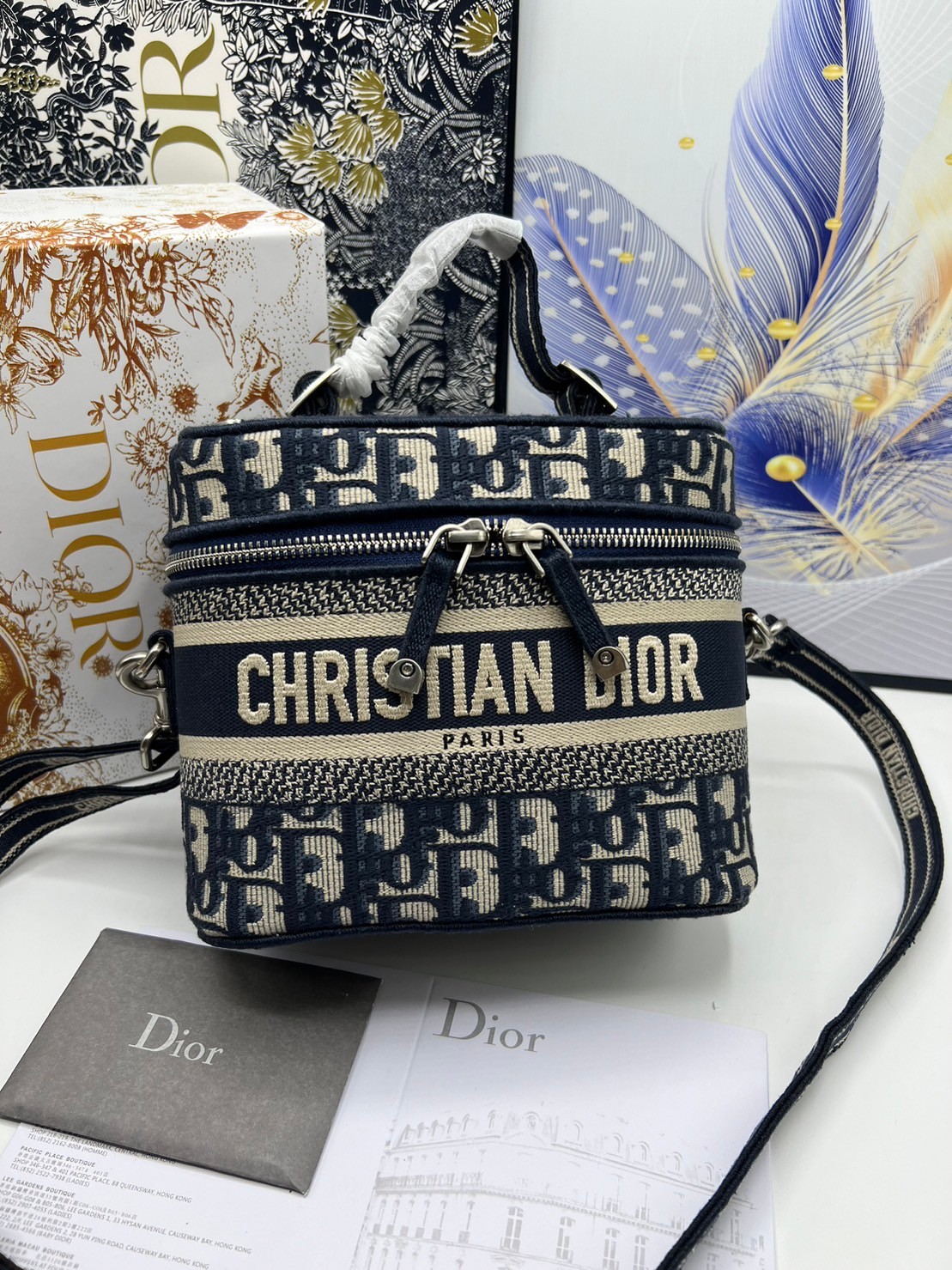 18cm Small DiorTravel Vanity Case กระเป๋าใส่เครื่องสำอาง มาพร้อมกับลวดลาย Oblique ปักอย่างประณีตและประดับด้วยสัญลักษณ์ Christian Dior Paris มาพร้อมสายสะพายและหูจับในตัว ปรับเปลี่ยนใช้งานได้ตามสไตล์