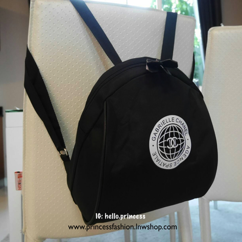 CHANEL GABRIELLE VIP. BUCKET IN BACKPACK กระเป๋า 2 ways ถือหรือสะพาย วัสดุ nylon มีหูหิ้ว เปิดปิดแบบ drawstring ภายในกว้าง ใส่ A4 ได้ มีช่องเล็กแบ่งเป็นสัดส่วน สายยาวถอดไม่ได้ ปรับ freesize ค่ะ