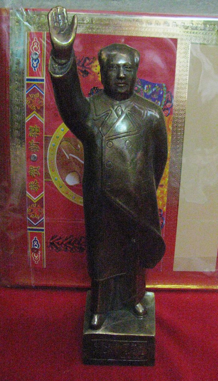 รูปเหมือนเหมาเจ๋อตุงยืนโบกมือ ทำจากทองเหลืองค่ะ