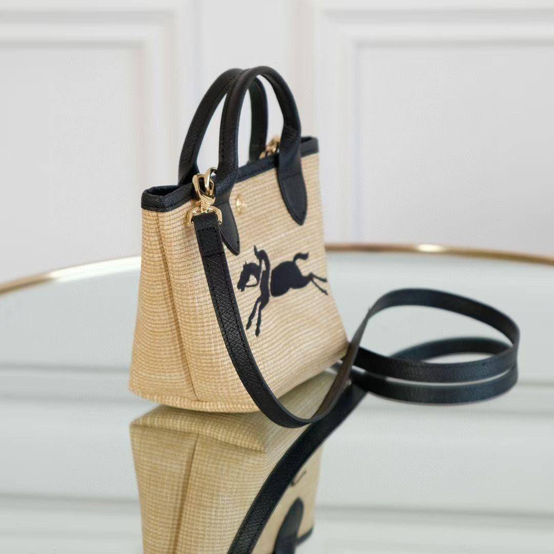 Longchamp Le Pliage Paris-St Tropez Handtasche มาแร้ววววใหม่ล่าสุดนุ้งมินิ ตัลร๊ากกก วัสดุสาน ด้านหน้าปักโลโก้ม้าอันเป็นสัญลักษณ์ของแบรนด์ ทนทานแข็งแรง ใบมินิ น้ำหนักเบา จุของได้เยอะ ใส่กระเป๋าตังค์ โทรศัพท์ iphone+ ได้ ภายในโล่ง มีสายสะพายไหล่ Crossbody 