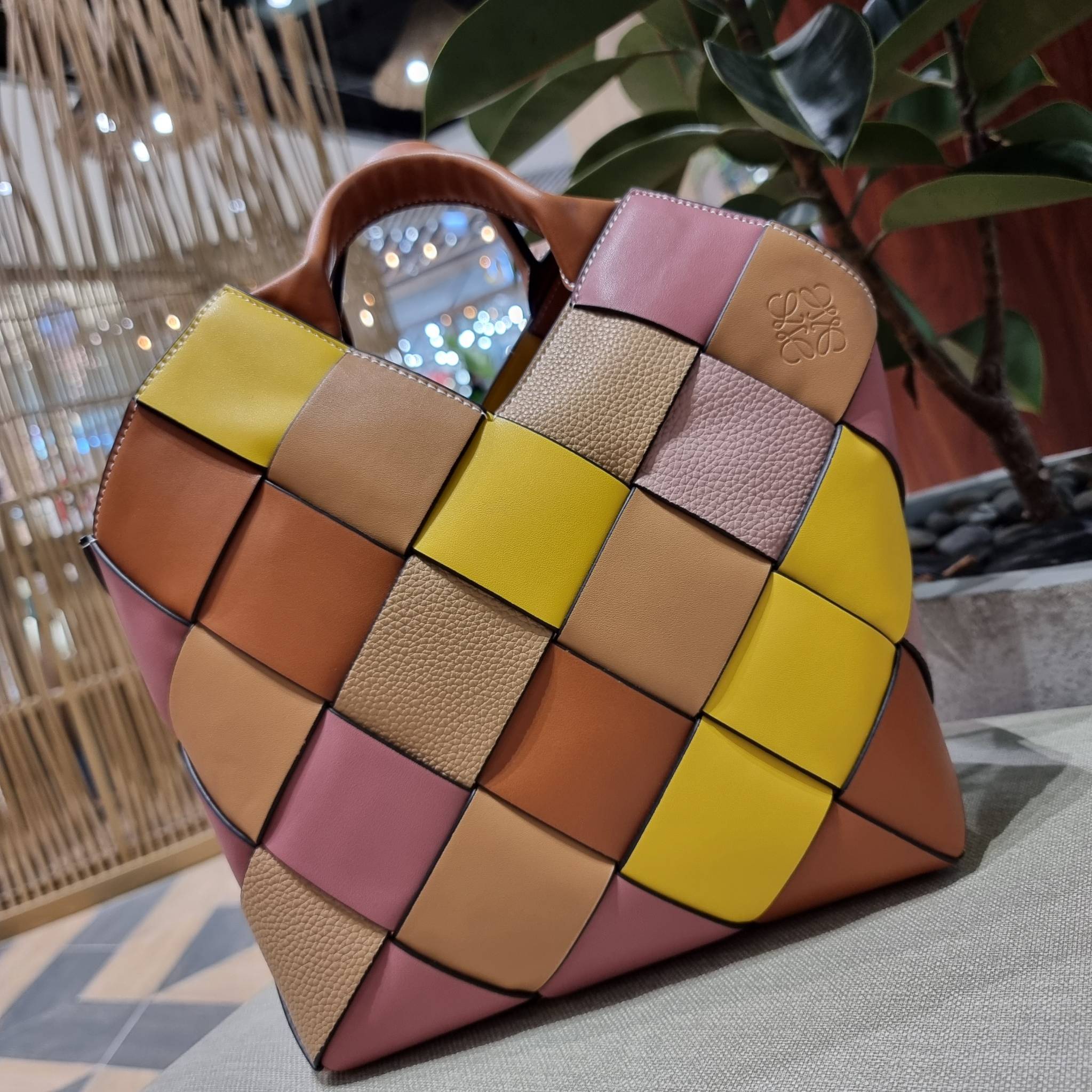 LOEWE SURPLUS LEATHER WOVEN BASKET BAG IN CLASSIC CALFSKIN ใหม่ล่าสุดและสวยที่สุด กระเป๋าสะพานที่ถักทอด้วยความปราณีต โดดเด่นด้วยสีที่จับมาคอนทราสได้ลงตัว ใบใหญ่จุได้แบบเน้นๆ วัสดุหนังวัวแท้เต็มใบ หรูเลิศ ปากกระเป๋ามีสายหนังสำหรับผูกรวบปากกระเป๋า ภายในโล่ง