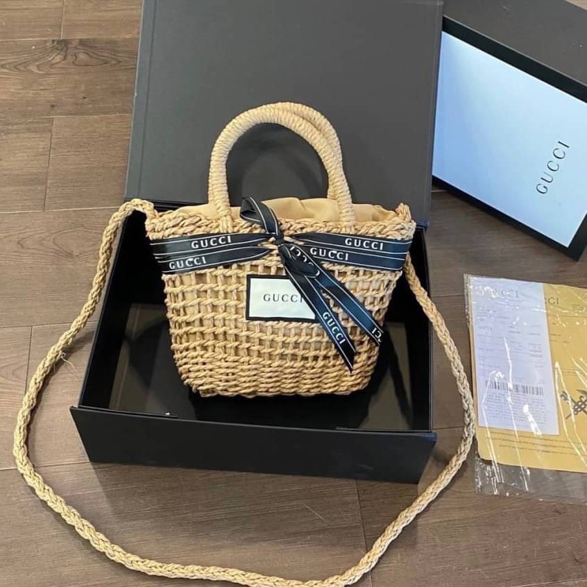VIP 】กระเป๋าสานมาใหม่Gucci พร้อมสายถักและหูจับ โลโก้แบรนด์ และโบว์แบรนด์ สวยมากค่ะ ขนาด 7”