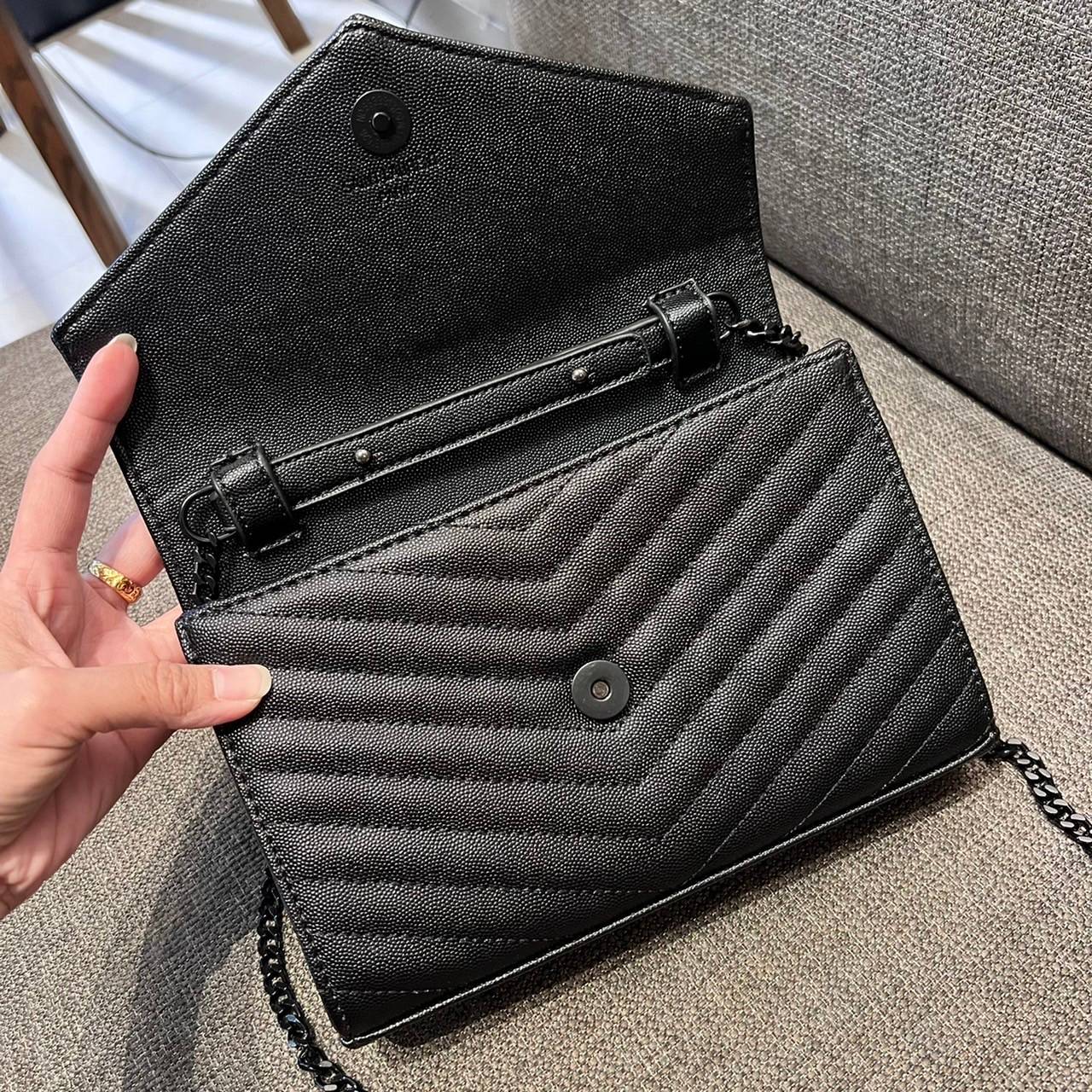 ไม่เคยผิดหวังจริงๆ!! กับรุ่นที่สาวๆรู้กัน Yves Saint laurent clutch bag with chain กระเป๋าสะพายทรง woc สุดฮอต ดีไซน์เรียบหรู โดดเด่นด้วยโลโก้ด้านหน้า เพิ่มดีเทลความผู้ดี วัสดุหนัง pepble ทนทาน ใช้งานง่ายเพียงแค่เปิด-ปิดด้วยกระดุมแม่เหล็ก ภายในแบ่งสัดส่วนไ