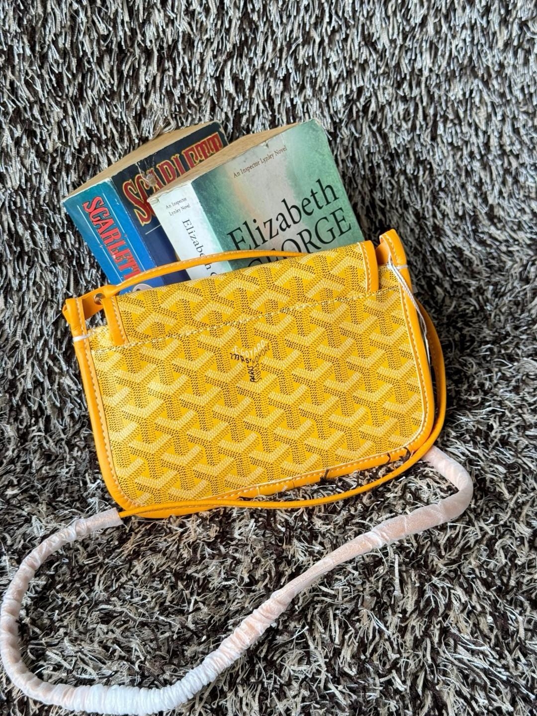 Goyard Plumet Rocket Wallet กระเป๋าสะพายใบเล็กกะทัดรัด ดีไซน์กระเป๋าสตางค์ มีช่องเพียงพอสำหรับใส่ธนบัตร เงินสด เอกสารต่าง ๆ