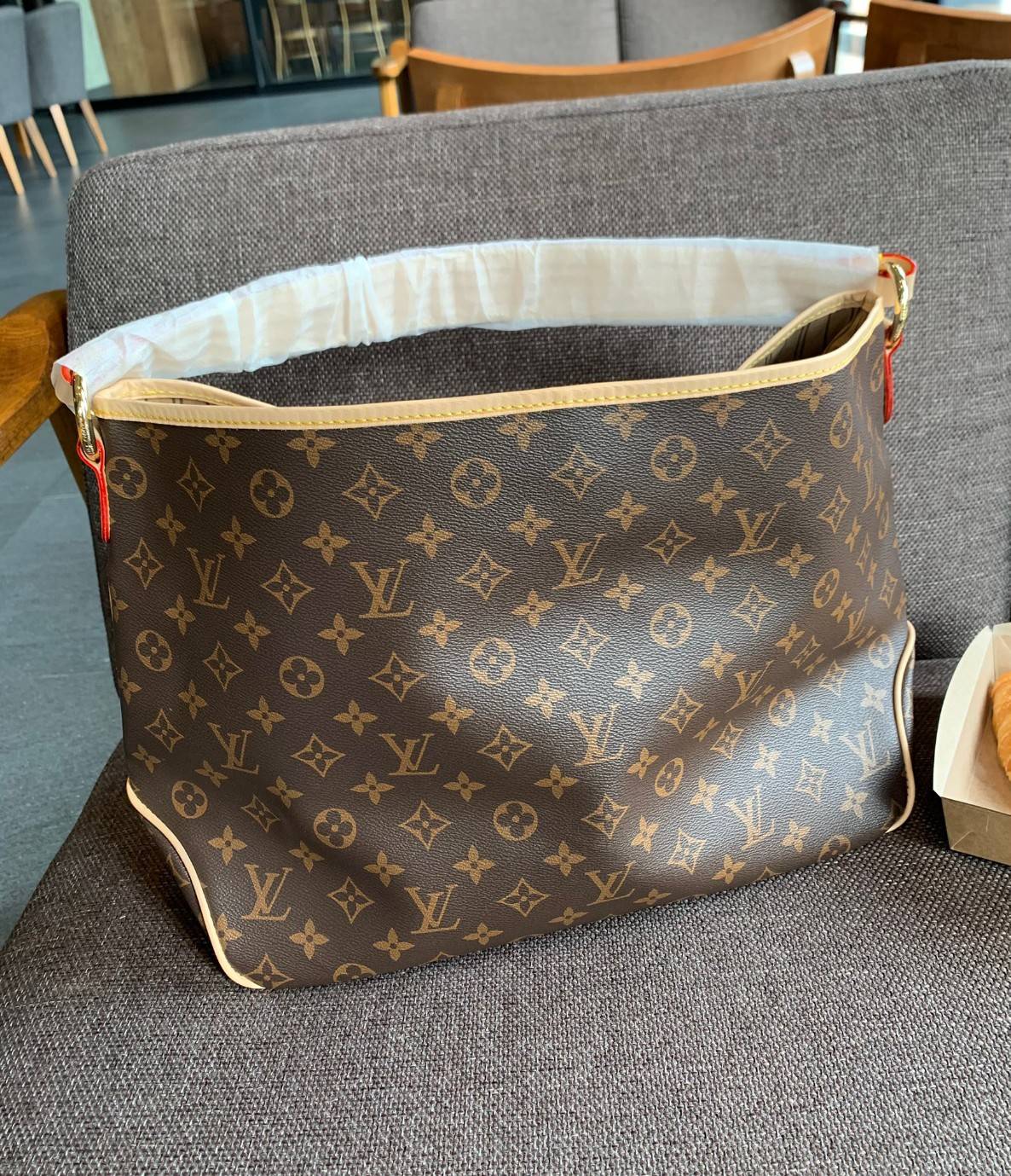 Large: ชอบๆใบใหญ่ ใส่ได้เยอะจริงๆค่าา!! LOUIS VUITTON MONOGRAM DELIGHTFUL ((PREMIUM GIFT LV)) พร้อมส่งค่ะสาวๆ กระเป๋าทรงสูง ใบใหญ่ หนังแกะสังเคราห์ นิ่มสวย ขอบหนังขัดสีธรรมชาติ หูหิ้วปั้มโลโก้LV สวย ปากกระเป๋ามีตัวคล้องให้นะคะ; ภายในกว้างมากๆสำหรับรุ่นนี้