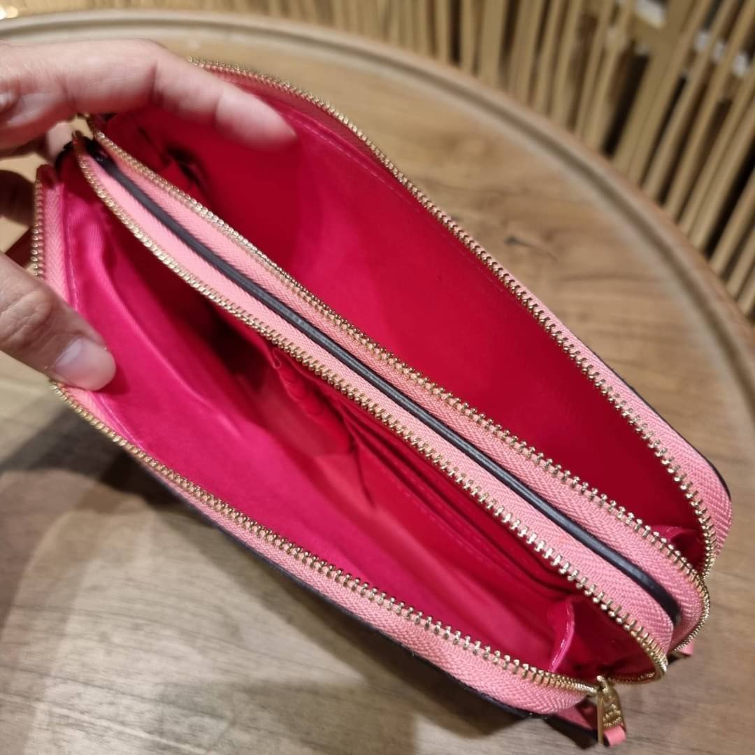 COACH F54057 DOUBLE ZIP WALLET IN SIGNATURE กระเป๋าคล้องมือ size L ใบนี้ใส่มือถือได้ทุกรุ่น ขนาดกำลังดี พกพาสะดวกมากๆ วัสดุหนังสังเคราะห์ ภายในเป็นผ้าสีสวยคม ใส่ธนบัตร ใส่บัตรได้เยอะ ใส่มือถือได้สบายๆทุกรุ่น ตอบโจทย์สาวๆที่ไม่ชอบพกเยอะวุ่นวายจ้า ใบนี้เอาอ