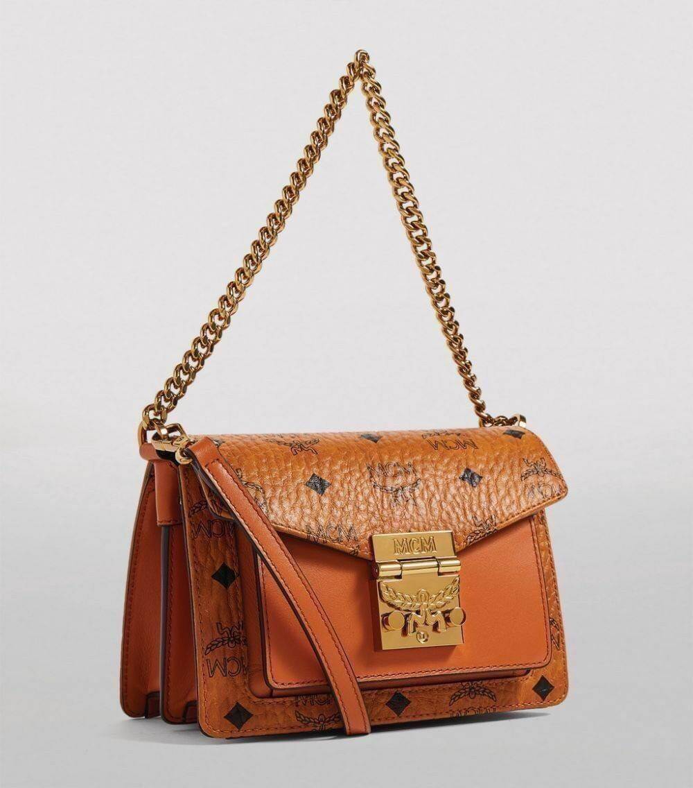 M.C.M MINI PATRICIA CROSSBODY IN VISETOS กระเป๋าสะพายไซส์มินิ เล็กๆแต่ดีเทลยิ่งใหญ่!! เป็นอีกหนึ่งรุ่นที่หรูเกินตัว ด้วยดีไซน์และขนาดพอเหมาะ สาวๆต้องปลื้มแน่นอนใบนี้ วัสดุหนังแคนวาสคุณภาพดีสลับหนังแท้ เปิด-ปิดด้วยตัวกดล็อคอะไหล่ทองสุดหรู ภายในเป็นหนังกลับ