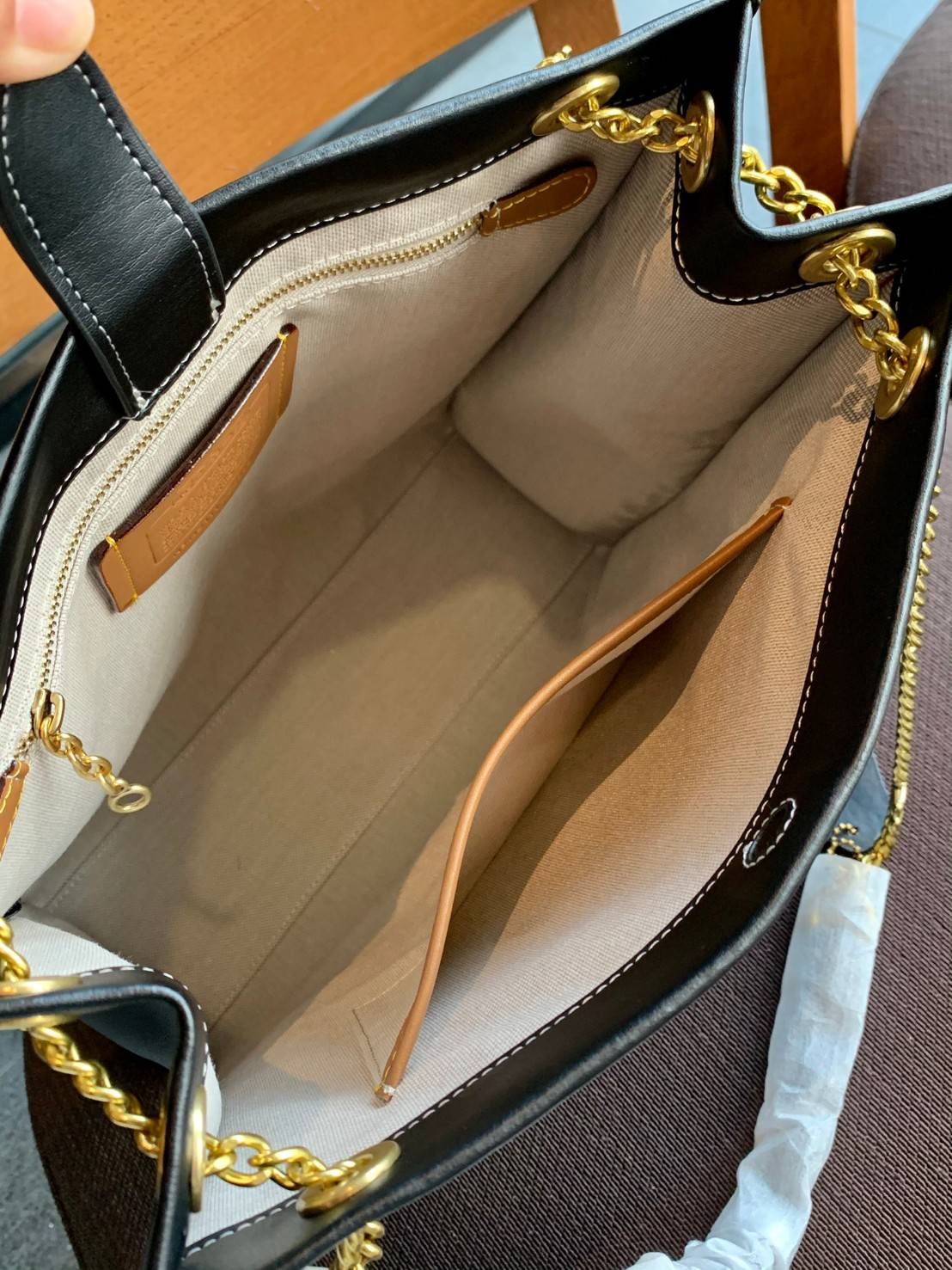 LIMITED EDITION 📣รุ่นใหม่ล่าสุด ยังไม่มีในช๊อปไทยจ้าา❗️ COACH CHAIN CASHIN TOTE ((C6338//C6620)) พร้อมส่ง สินค้าเข้าใหม่ ห้ามพลาดค่าา! กระเป๋าทรงTote สูง สามารถใส่เอกสาร//A4 ได้ วัสดุหนังแท้นิ่ม น้ำหนักเบาค่ะ 🔺จุดเด่นของรุ่นคือสายสะ