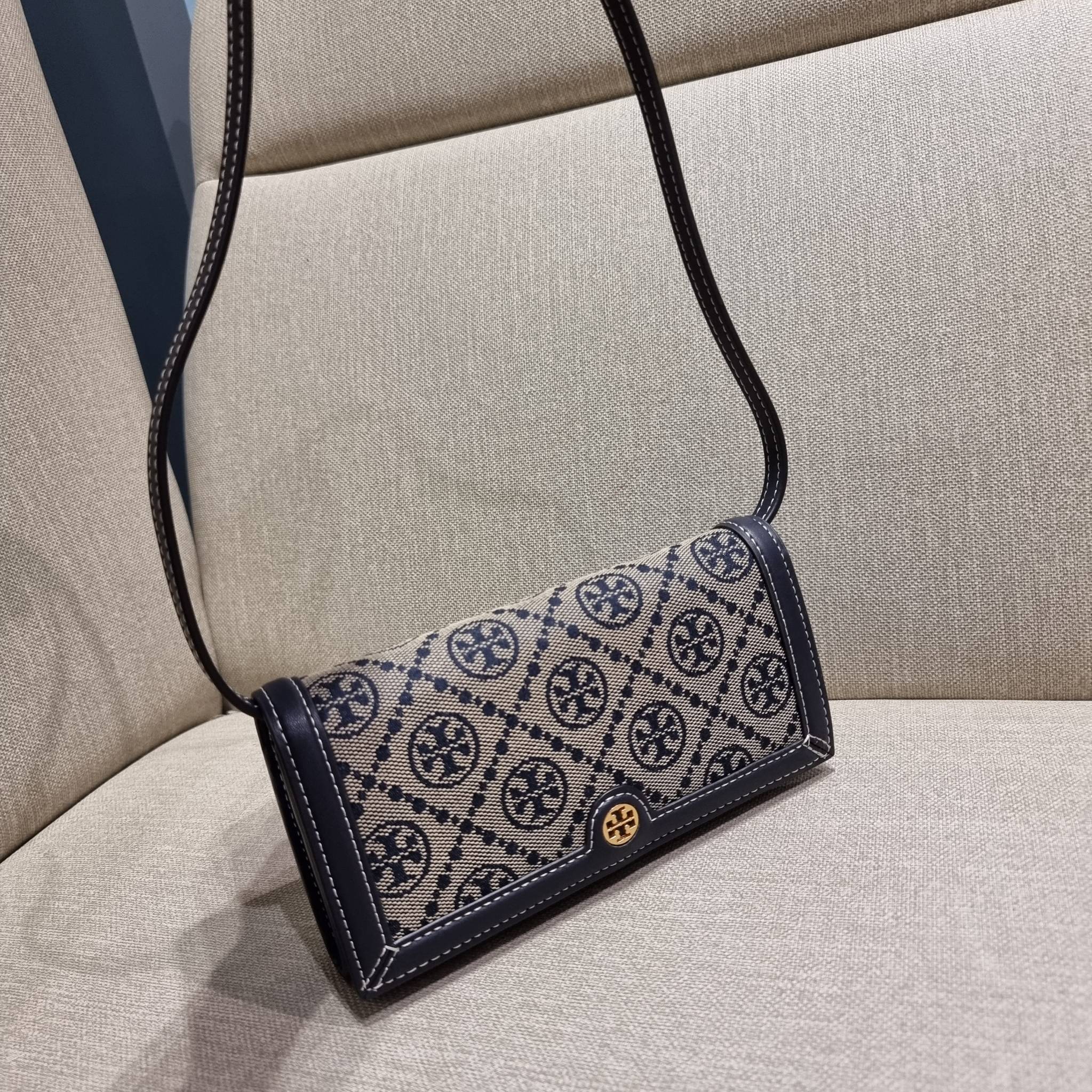 TORY BURCH T MONOGRAM JACQUARD CROSSBODY WALLET best seller ของคอลเลคชั่นนี้ ต้องไม่พลาด กับกระเป๋าสะพายกึ่งกระเป๋าสตางค์ ที่ช่วยให้ชีวิตง่ายขึ้น วัสดุผ้า jacquard ตัดสลับหนังแท้ เปิด-ปิดแบบฝาปิดแม่เหล็ก ภายในใส่ธนบัตรได้ มีช่องใส่บัตร และยังมีช่องซิปอีกด