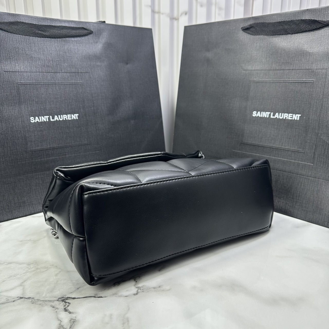 ORI หนังแท้ | 28cm YSL PUFFER SMALL in Nappa leather กระเป๋าสะพายรุ่นยอดนิยม ทรงสวย ใช้ได้บ่อยไม่มีเบื่อ วัสดุหนังสัมผัสนิ่มมือ ดีไซน์เรียบหรู ดูแพง สะพายได้หลากหลาย