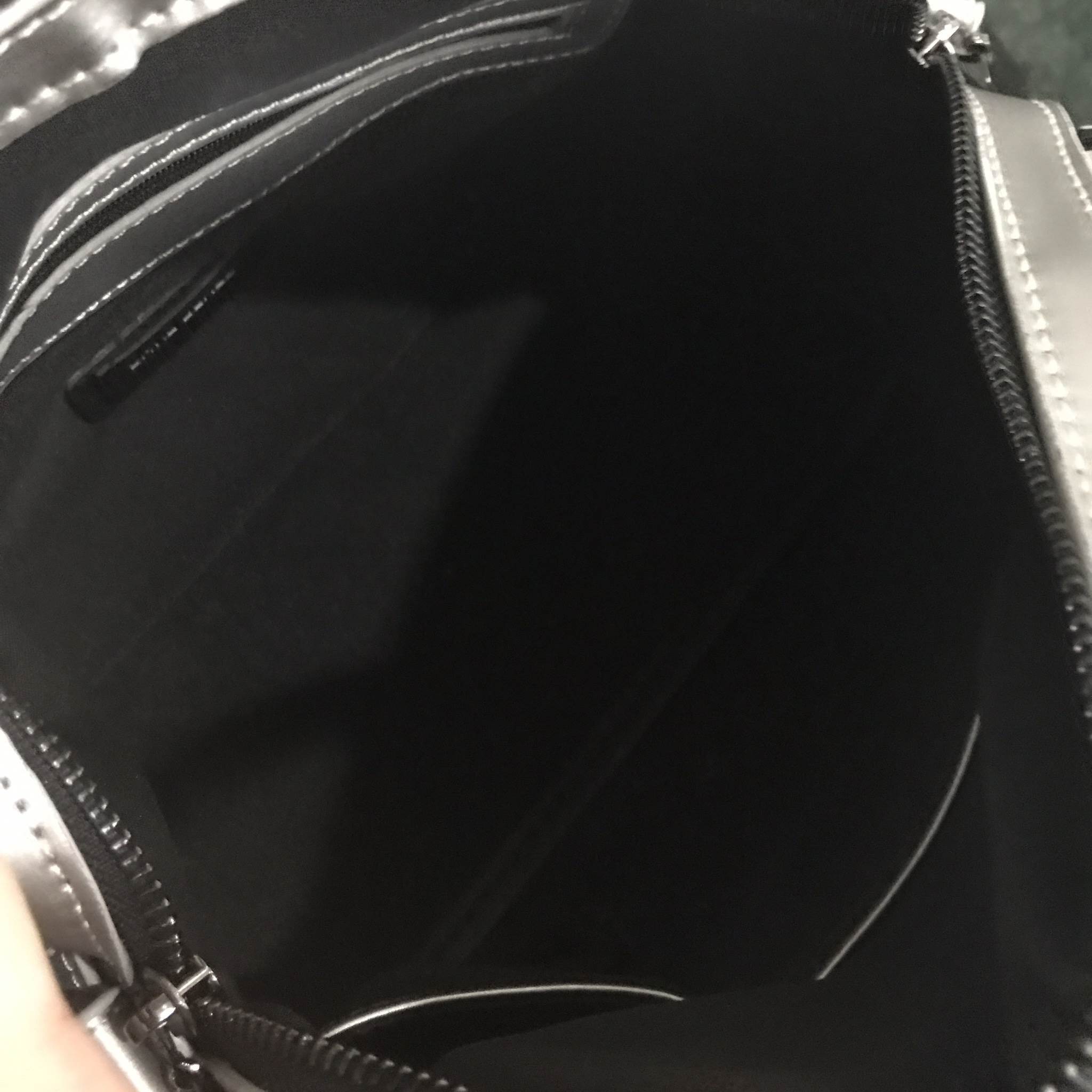 สีเข้าใหม่รุ่น หายากคะ 👍ทรง speedy ขายดี น่ารักมาก สี Matte grey ( สีเทาอ่อนคะ ) มาพร้อมกระต่ายเข้า set เลิศคะ กระเป๋า จากแบรนด์ David Jones กระเป๋าสะพายข้างดีไซน์เกร๋มาก สีสวยหรูมาก ขนาดกะลังดีเลย น้ำหนังเบามากคะ ภายในมีช่องเก็บของจุกจิกได้ **มีถ