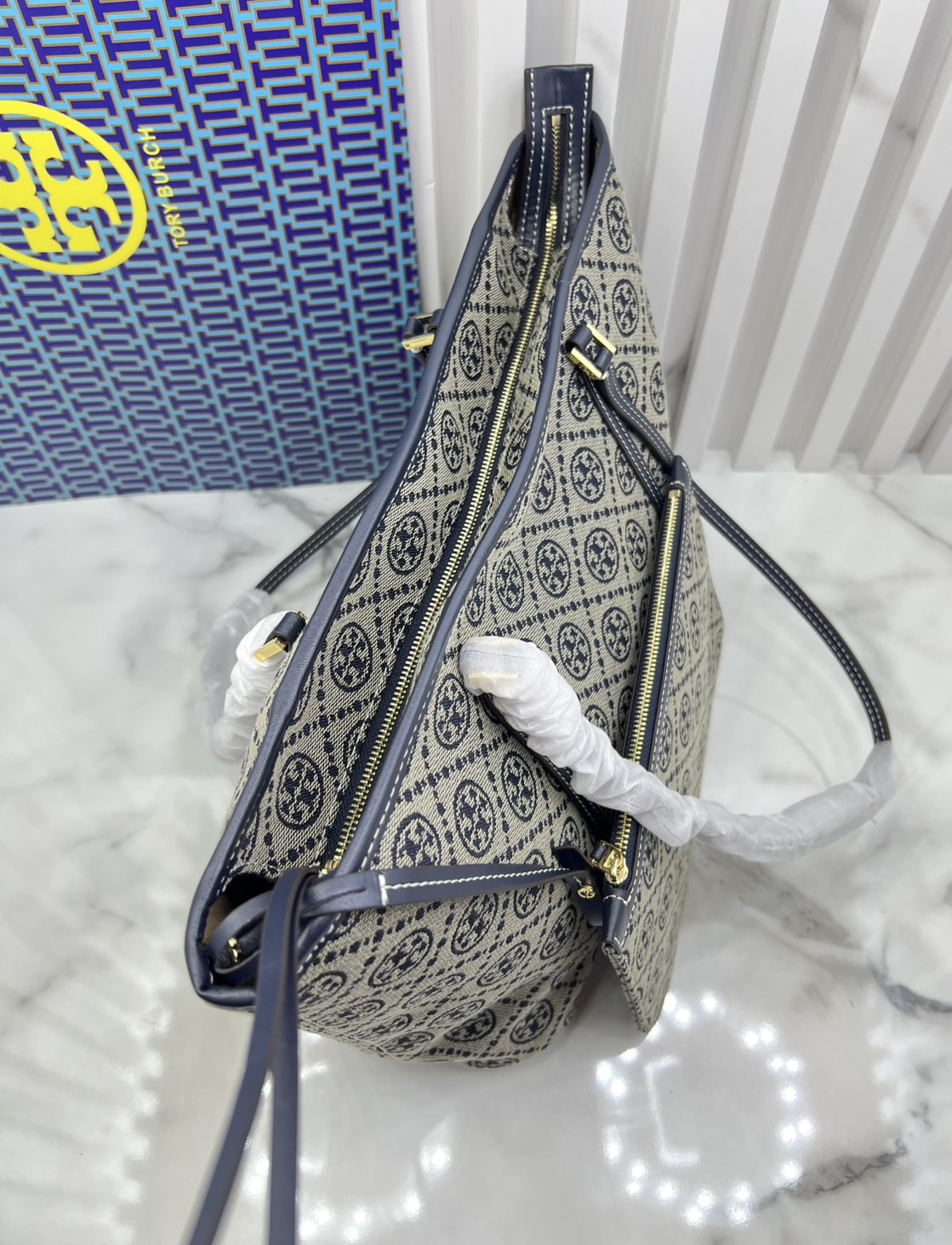 ORI หนังแท้ | Tory Burch T Monogram zip tote bag กระเป๋าทรงโท้ทใบใหญ่ทรงกว้างพร้อมใบเล็กเข้าเซ็ท ดีไซน์สายหนังแต่งคาดหน้า ตัวงานผ้าแจ็คการ์ดตัดขอบหนัง เดอะเบสท์ เซลเลอร์!!