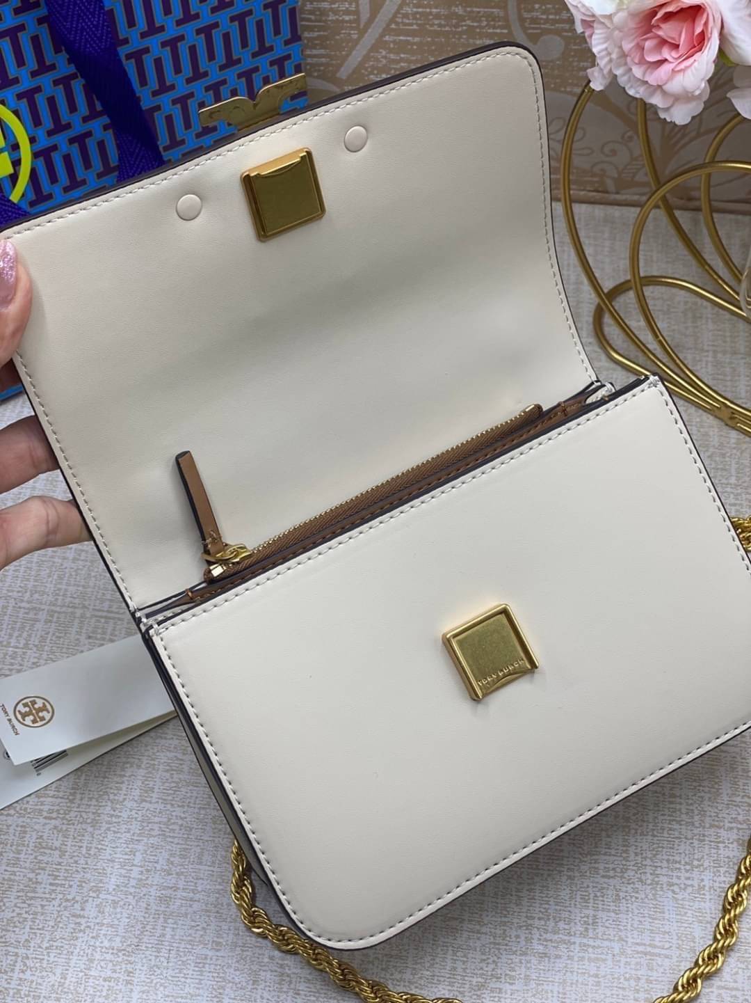 Tory Burch Eleanor Medium Convertible Shoulder Bag / Tory Burch 75003 ฮอตไอเท็ม รุ่นนี้ขายดีขายหมด สวยหรู คุณหนู ผู้ดี!! หายากมากแล้วน้า กระเป๋าสะพายข้าง ดีไซน์อยู่ทรง ขนาดกำลังสะดวกใช้สำหรับสาว เปิด-ปิดด้วยแถบแม่เหล็ก ภายในแบ่งสัดส่วนได้เป็นอย่างดี