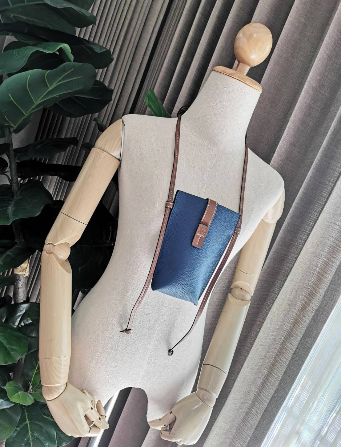 LOEWE MINI CROSSBODY BAG GIFT WITH PURCHASE (GWP) กระเป๋าสะพาย Limited จาก LOEWE วัสดุ Calfskin หนังแท้หนังสวยอยู่ทรงขนาดมินิดีไซน์มินิมอล ภายในโล่งใส่มือถือ บัตร ของจุกจิกได้ ด้านหลังมีช่องใส่ของ พร้อมสายหนังแท้คล้องคอได้ สะพายไหล่ Crossbody ได้ สายเลื่อ