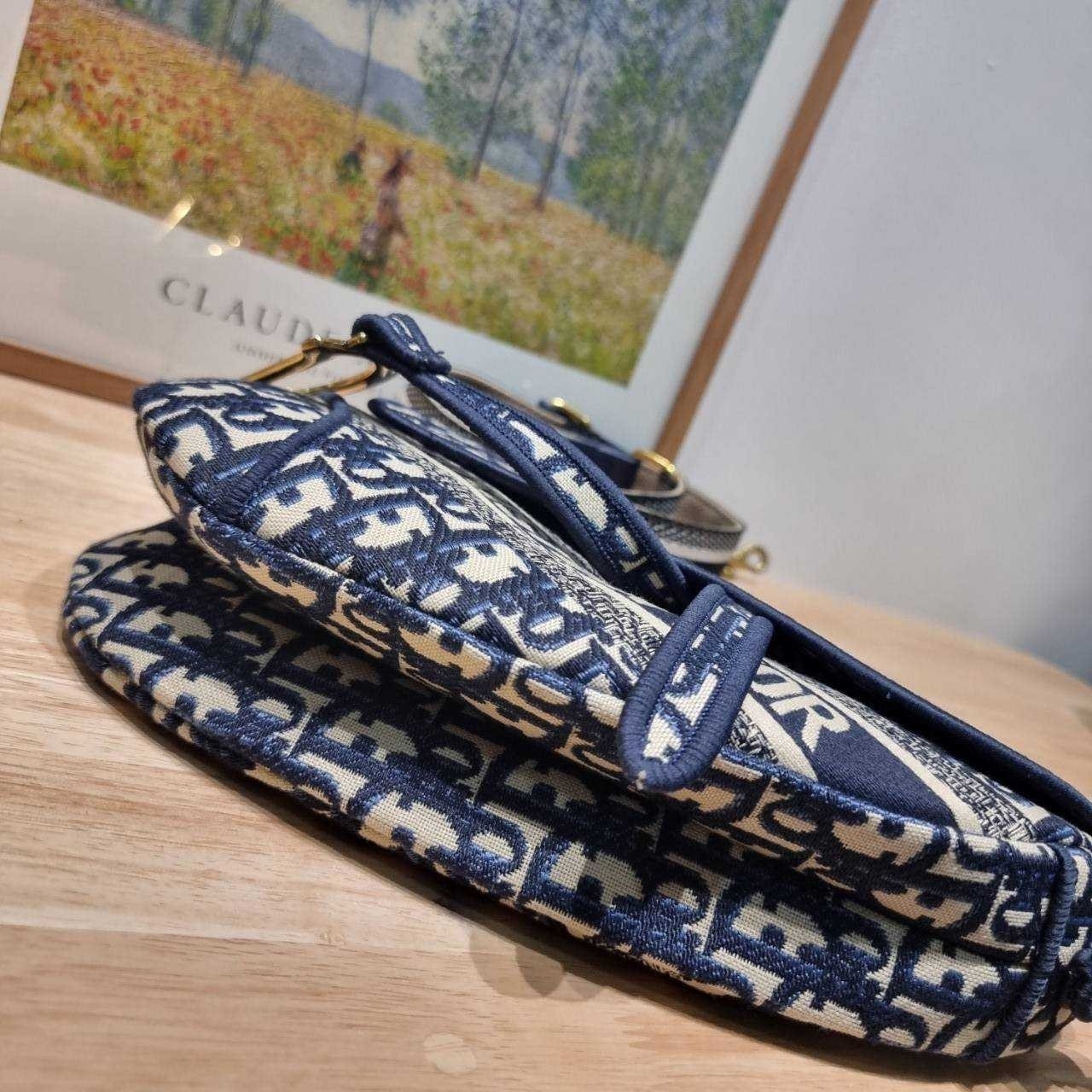 Saddle Bag Blue Dior Oblique Embroidery / CD SADDLE BAG OBLIQUE JACQUARD กระเป๋าสะพายทรงสวยไม่ซ้ำใคร กิมมิคในตัว ดูแพง ดีไซน์ย้อนยุค เรียบหรู