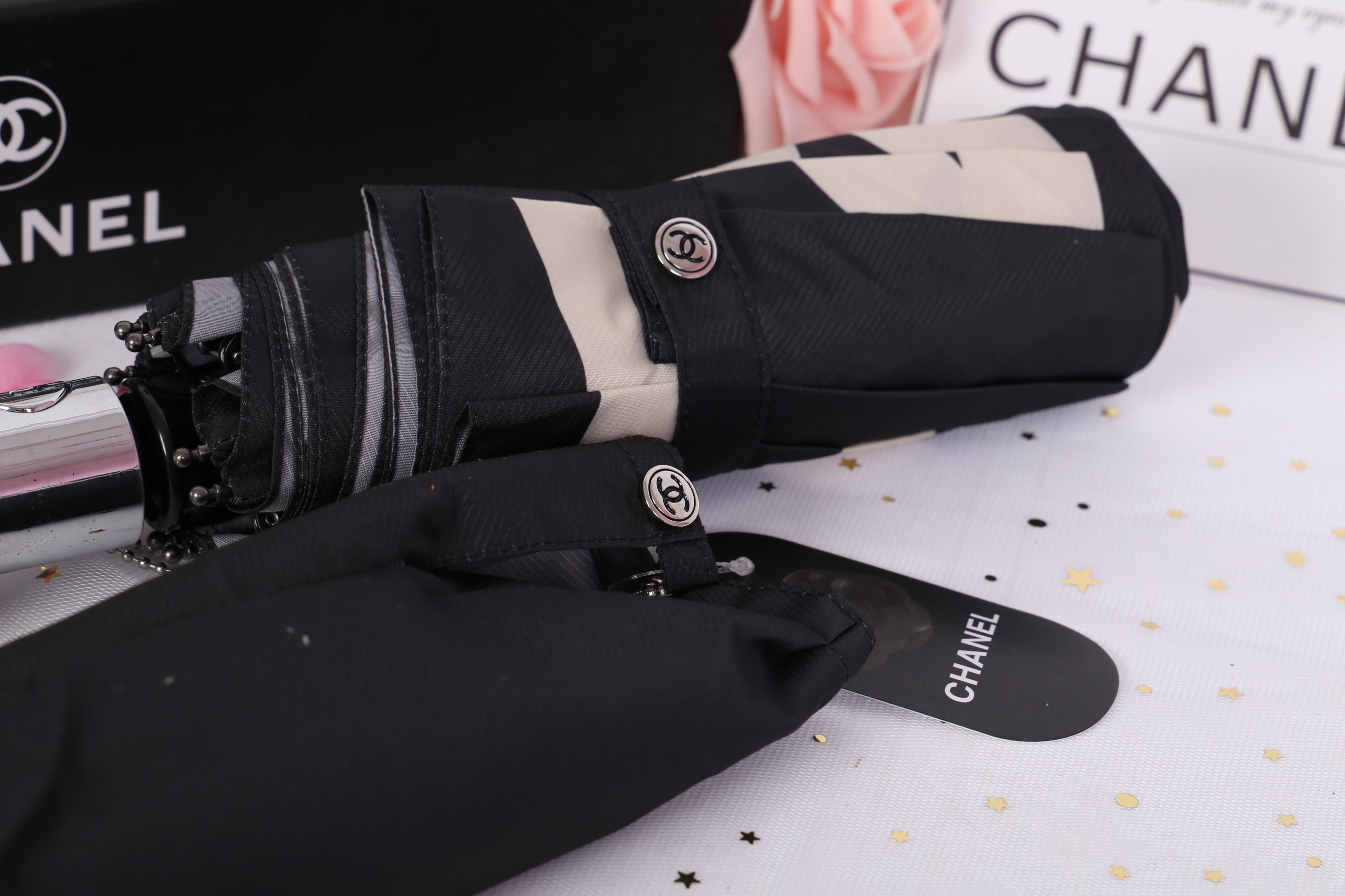 Chanel Umbrella VIP Gift- Black and Beige Camellia With Gift Box Vip Gift Chanel ของแท้ 100% ร่มพับระบบออโต้พรีเมี่ยมจาก Chanel Cosmetic Counter สำหรับกันฝนกันแดด ปกป้องทั้งแดดและฝนพกพาสะดวก ใช้งานง่ายด้วยปุ่มกดออโต้ มาพร้อมปลอกร่ม ภาพถ่ายจากสินค้าจริง สว