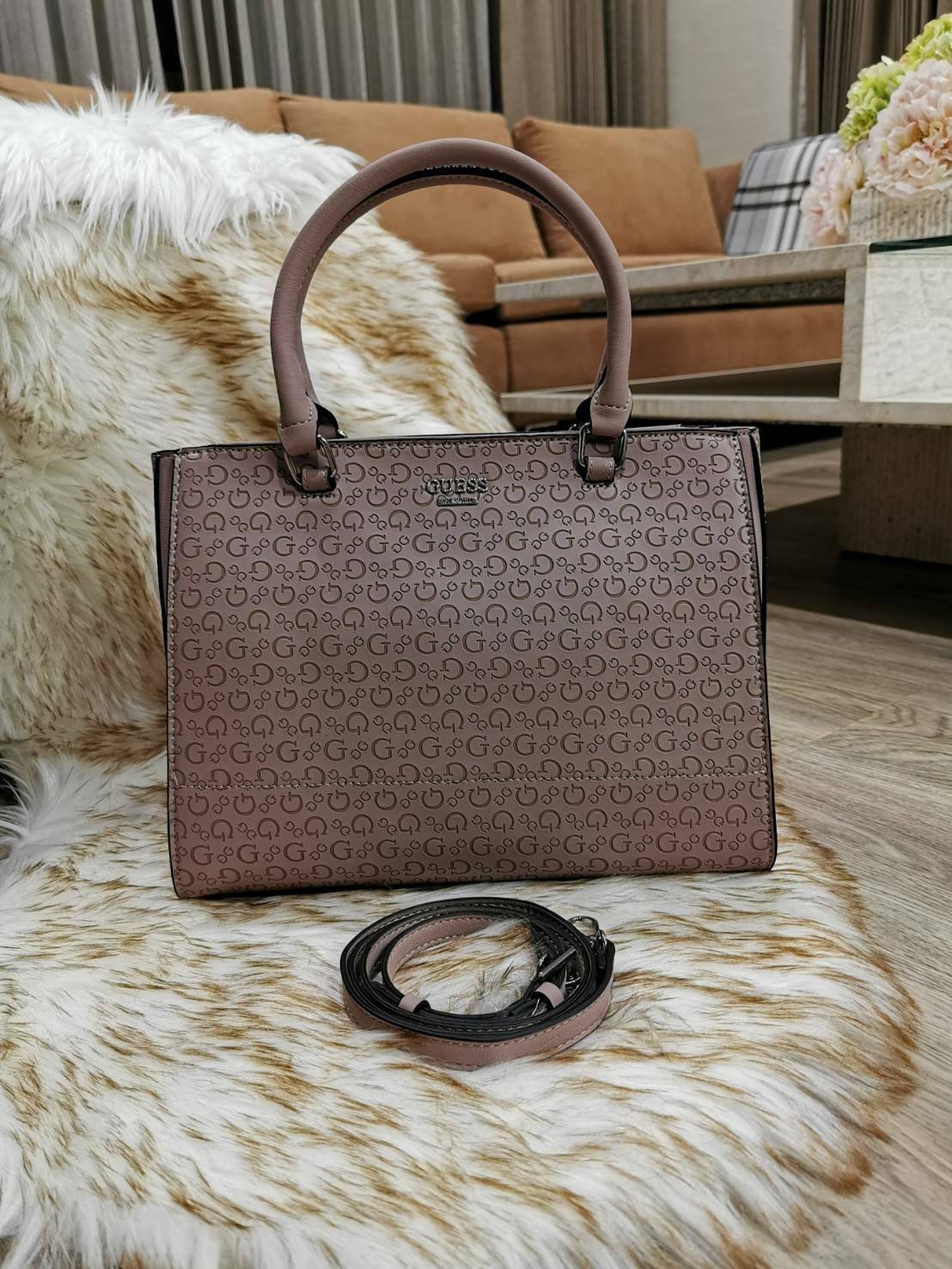 GUESS SINGNATURE SHOPPER BAG กระเป๋าถือหรือสะพายรุ่นล่าสุดจาก GUESS FACTORY หนังสวยอยู่ทรงปั้มลาย Singnature Brand รอบใบ ด้านหน้าประดับโลโก้แบรนด์ หูหิ้วเเข็งเเรงพับลงได้ เปิดปิดด้วยซิปสะดวกใช้ ขนาดกำลังดี ภายในมีช่องซิปและช่องใส่ของ กว้างและจุ น้ำหนักเบา