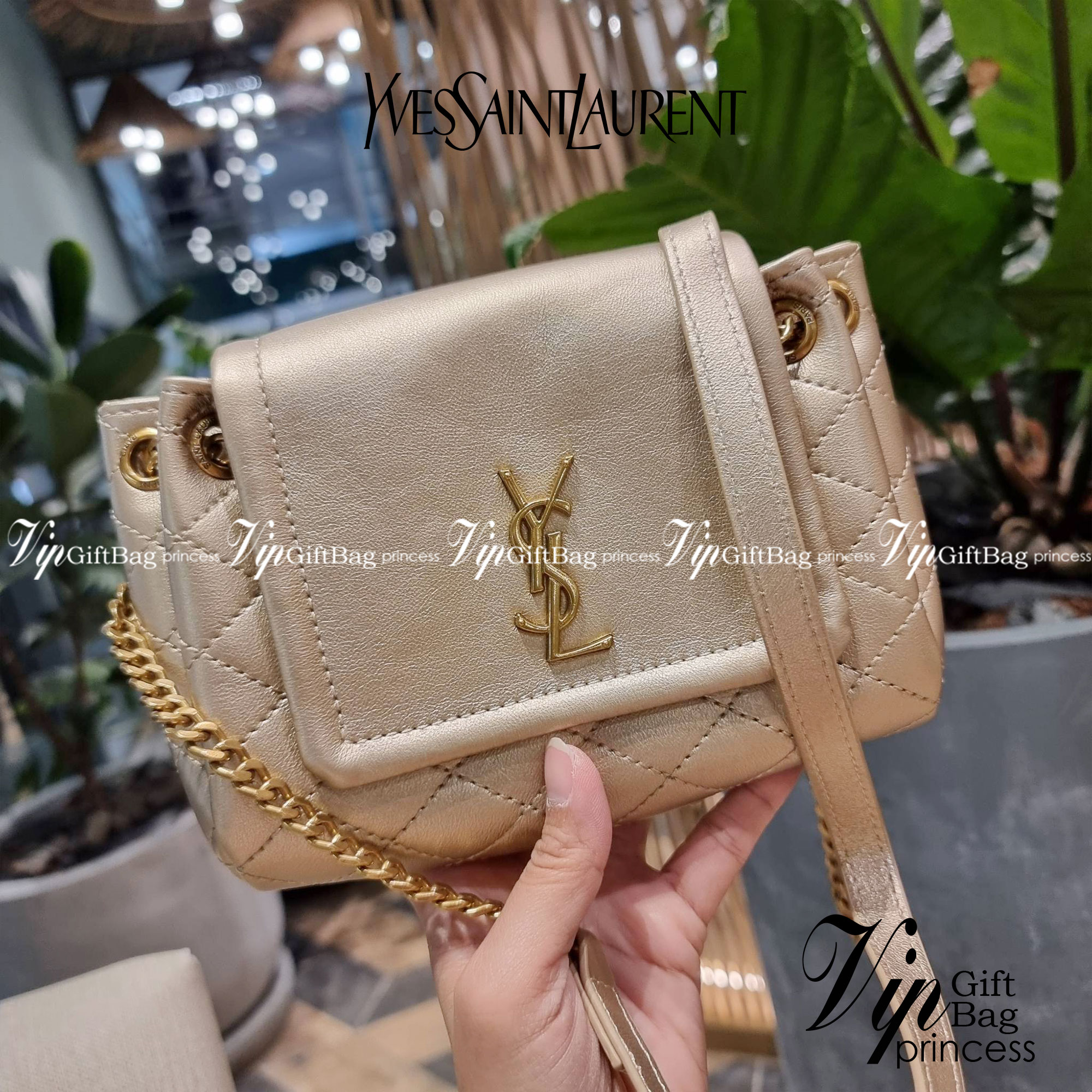 Yves Saint laurent mini nolita in lambskin / YSL mini nolita น้องสาวคนสวยที่ต้องตาเมื่อแรกเห็น กระเป๋าสะพายดีไซน์หรู ไซส์มินิ แบรนด์นี้ไม่เคยทำให้ผิดหวังจริงๆ ด้วยดีเทลความเรียบง่ายแต่มีความหรูอยู่ในตัว วัสดุหนังแกะ สัมผัสดีงามมากๆ เปิด-ปิดด้วยกระดุมแม่เห