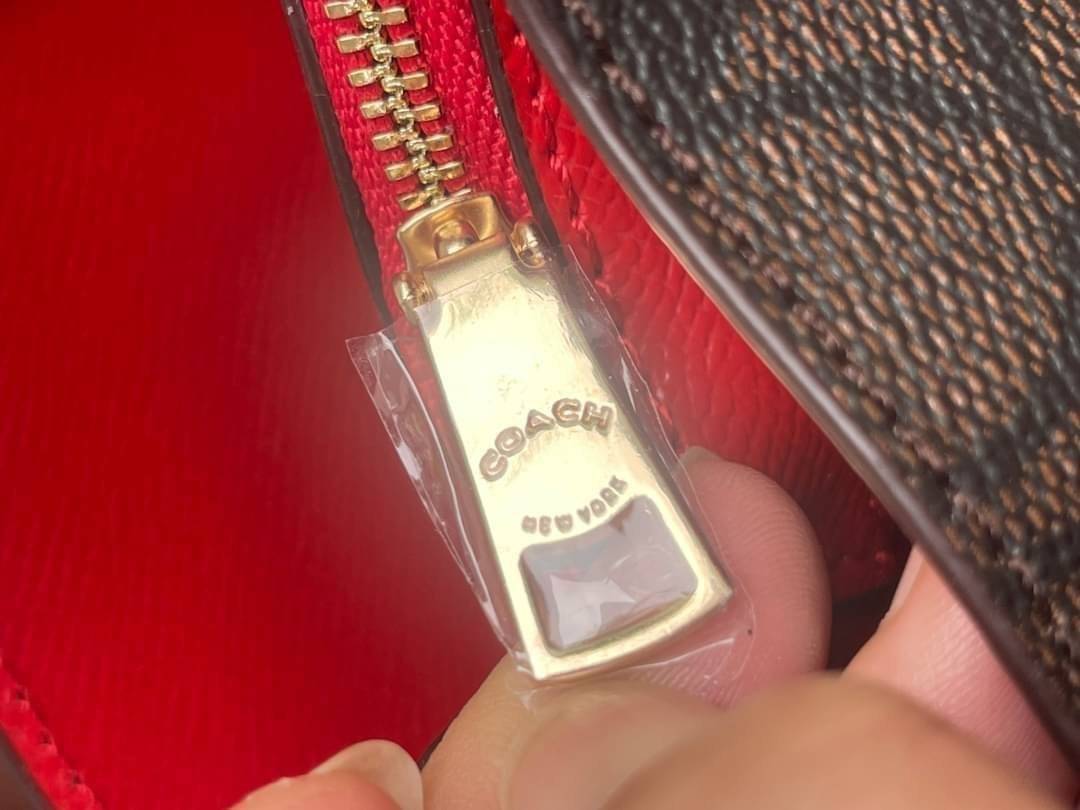 COACH SMALL TOWN BUCKET BAG IN SIGNATURE สำหรับสาวแฟชั่นที่ชอบรายละเอียดชิคๆ ดีไซน์สุดเก๋ แนะนำเลยสำหรับกระเป๋าทรงบักเก็ตใบนี้ เชื่อว่าสาว ๆ หลายคนชื่นชอบ เป็นไอเทมที่สามารถแมทช์ได้กับเสื้อหลากหลายสไตล์ บรรจุของได้เยอะโดยที่กระเป๋าไม่เสียทรง แบ่งช่องใช้งา