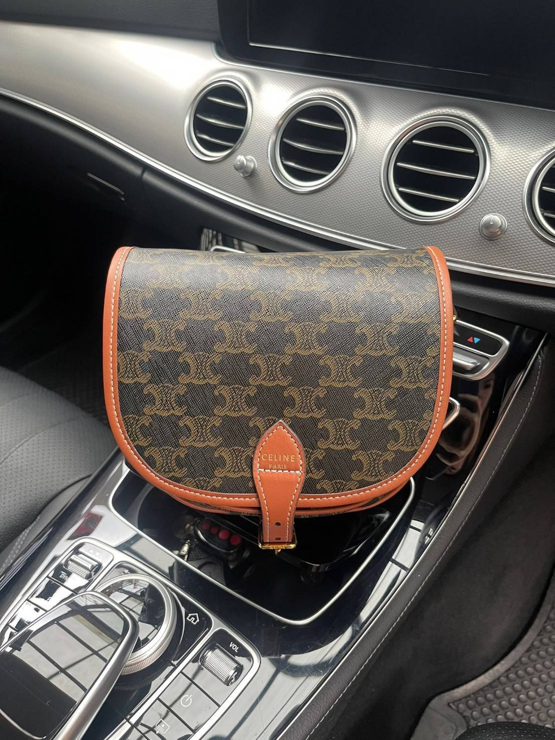 CELINE MEDIUM FOLCO BAG IN TRIOMPHE CANVAS หากใครที่กำลังมองหากระเป๋าสะพายข้าง ขนาดกะทัดรัด และเรียบหรู ต้องใบนี้เลยค่ะ เป็นกระเป๋าเปิดปิดแบบแบบฝาผับที่มีรูปทรงโค้งและที่ล็อกรูปทรงคล้ายเข็มขัด อีกทั้งยังสะท้อนความสวยสไตล์สาวปารีสได้อีกด้วย ด้านในของรุ่นนี