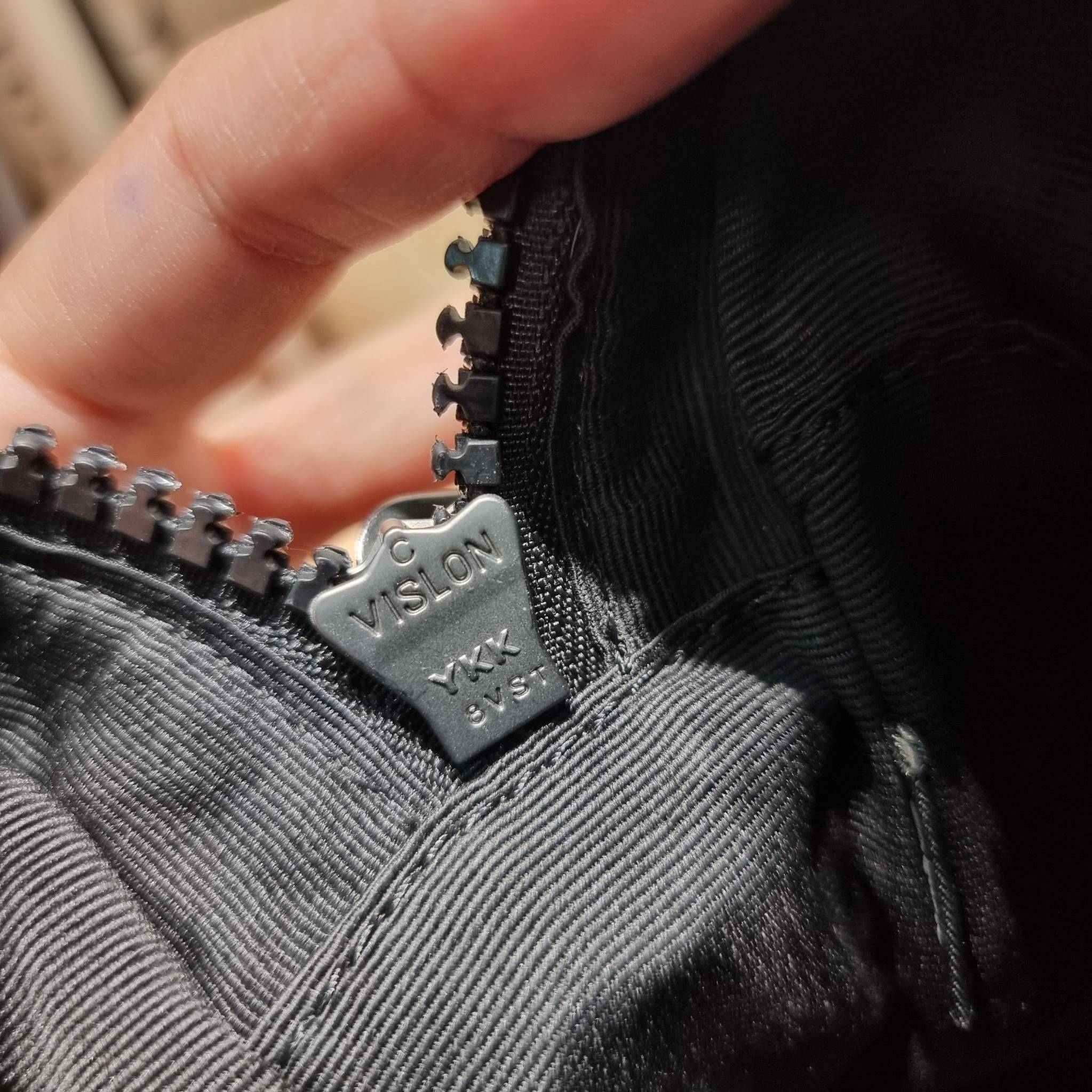 Coach Track Crossbody In Signature Canvas C3747 หล่อบอกต่ออีกหนึ่ง กระเป๋าสะพายทรงแมสเซ็นเจอร์ รุ่นเอาใจหนุ่มๆ ดีไซน์คลาสสิค สุดหรู ดูแพง วัสดุหนังแท้สลับหนังแคนวาส ฝากระเป๋ามีตัวล็อคแน่นหนา เปิดมามีซิปปิดกันหล่นได้อีก ด้านหลังมีช่องย่อย ภายในโล่งกว้าง แบ