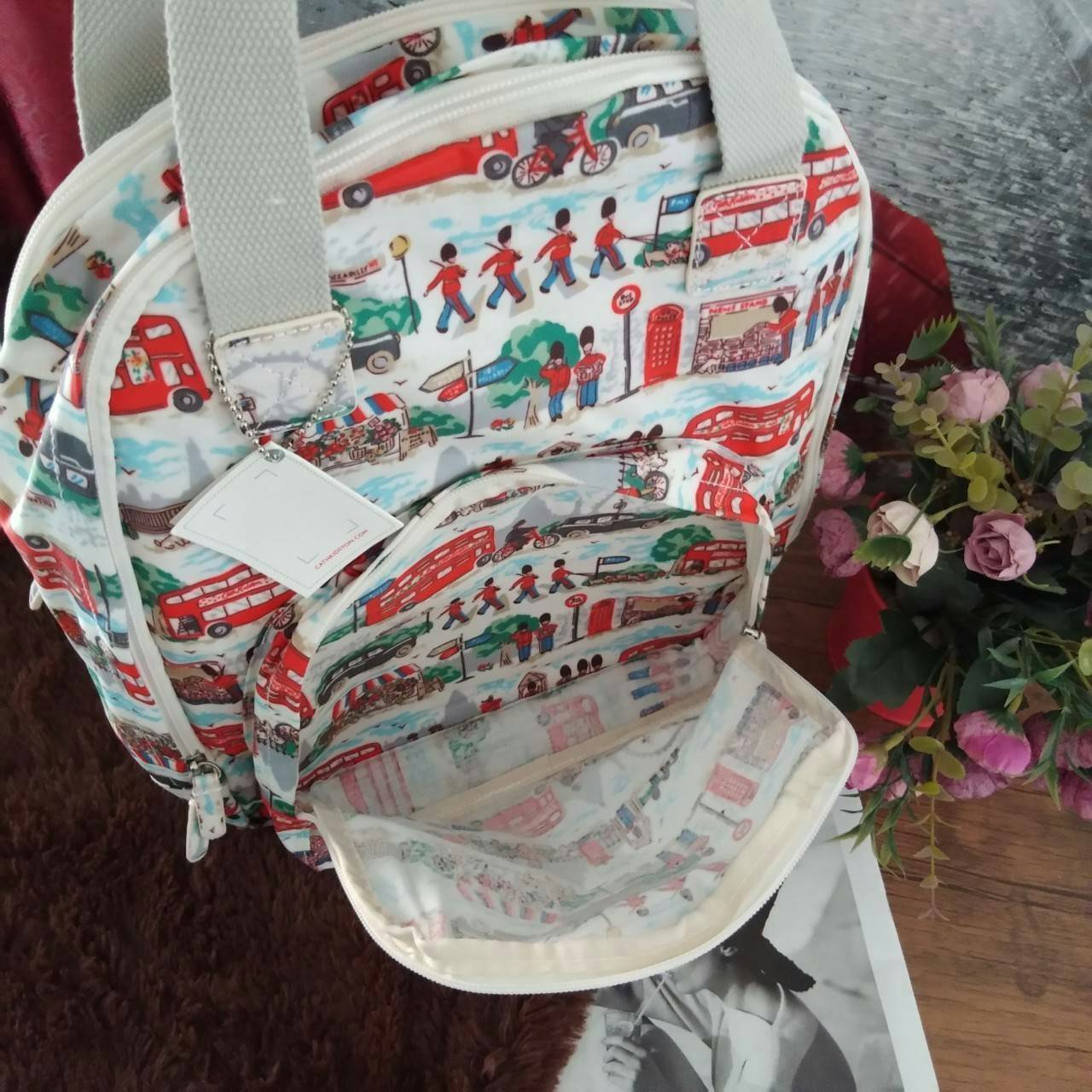 Cath Kidston Backpack Bag - กระเป๋าเป้ สไตล์วินเทจสุดฮิต - เปิด/ปิดกระเป๋าด้วยซิปรอบ - ภายใน มีช่องซิปใหญ่ใส่ของ 2 ช่อง จุของได้เยอะ - ด้านหน้ามีช่องซิปเล็ก 1 ช่อง
