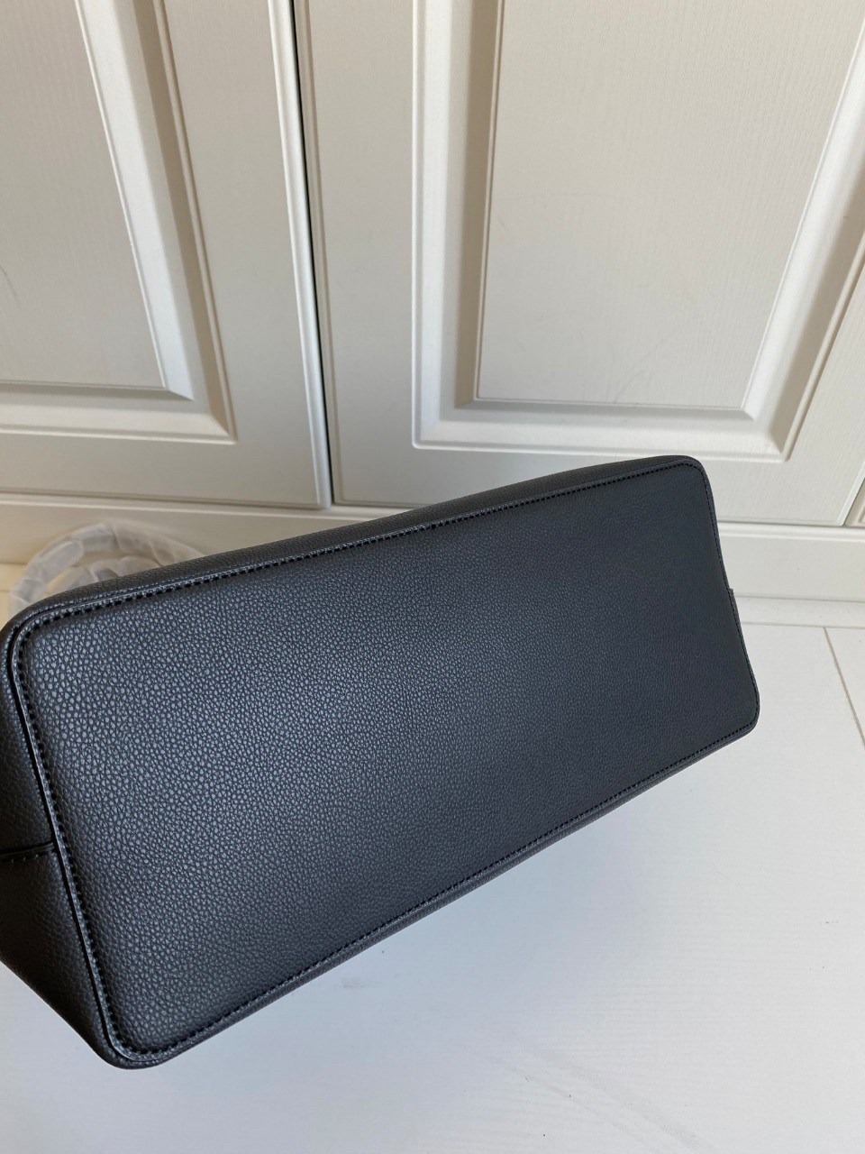 ของแท้ 💯% TORY BURCH MCGRAW LEATHER TOTE BAG กระเป๋าสะพายไหล่ทรงช้อปปิ้งใบใหญ่ สีดำสุดคลาสิค ตัวกระเป๋า วัสดุหนังแท้ ด้านหน้าปั้มทองโลโก้แบรนด์ ภายในช่องหลัก โล่งกว้าง มีช่องใส่ของย่อยอีกช่อง ใส่สมุดโน้ต ไอแพด หรือเสื้อผ้าสัก2-3ชุดได้สบายค่ะ