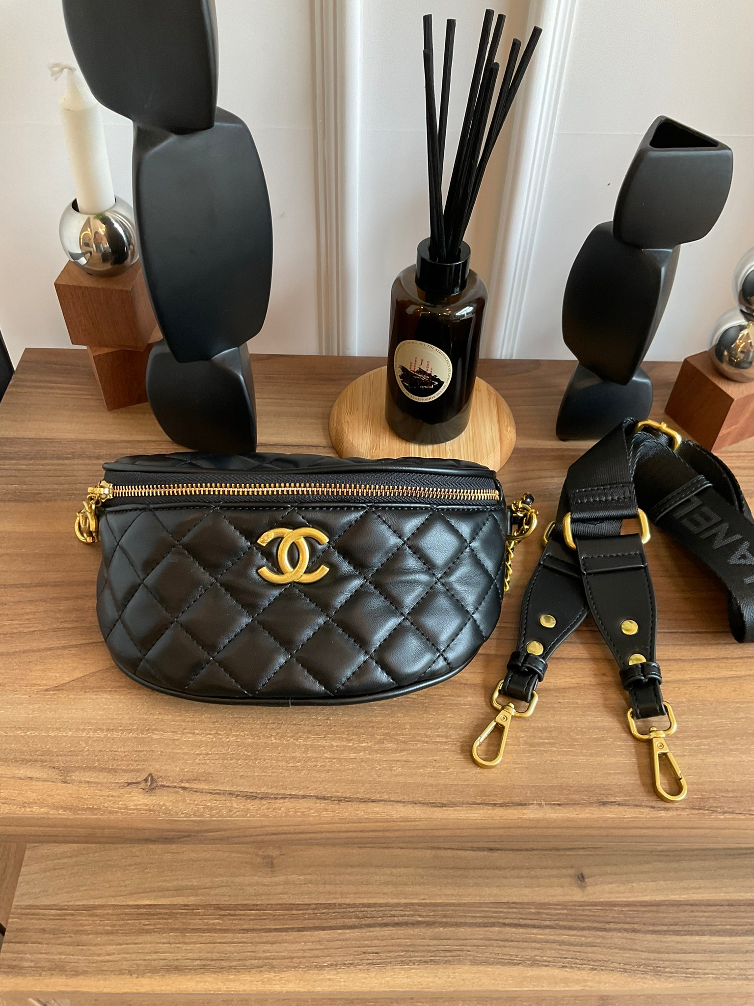 Chanel Belt bag black / CHANEL VIP GIFT CAVIER BAG CHANEL VIP GIFT BAG กระเป๋าคาดอกสุดเก๋ ที่กำลังมาแรงมาในตอนนี้ ตัวกระเป๋าเป็นหนังพียูพรีเมี่ยม อะไหล่ทองวินเทจทั้งใบ ด้านหน้าประดับโลโก้แบรนด์ เปิดปิดด้วยซิปยาว ด้านในใส่กระเป๋าสตางค์สั้นได้ มาพร้อมสายยาว