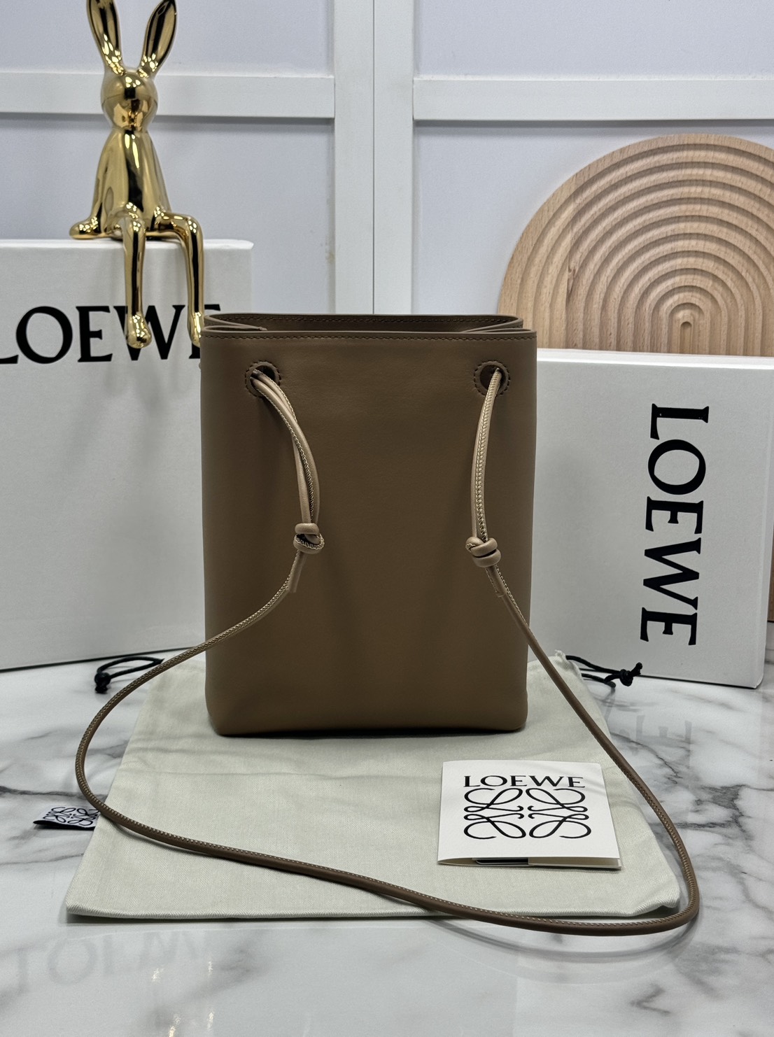 ORI หนังแท้ | LOEWE pebble pouch in smooth กระเป๋าทรงโท้ทดีไซน์คลาสสิค เรียบง่ายแต่ดูแพง มีระดับสุดๆ แต่งหมุดปั้มโลโก้แบรนด์สีทองสวยโดดเด่น เหมาะเป็นไอเท็ม everyday bag จริงๆ