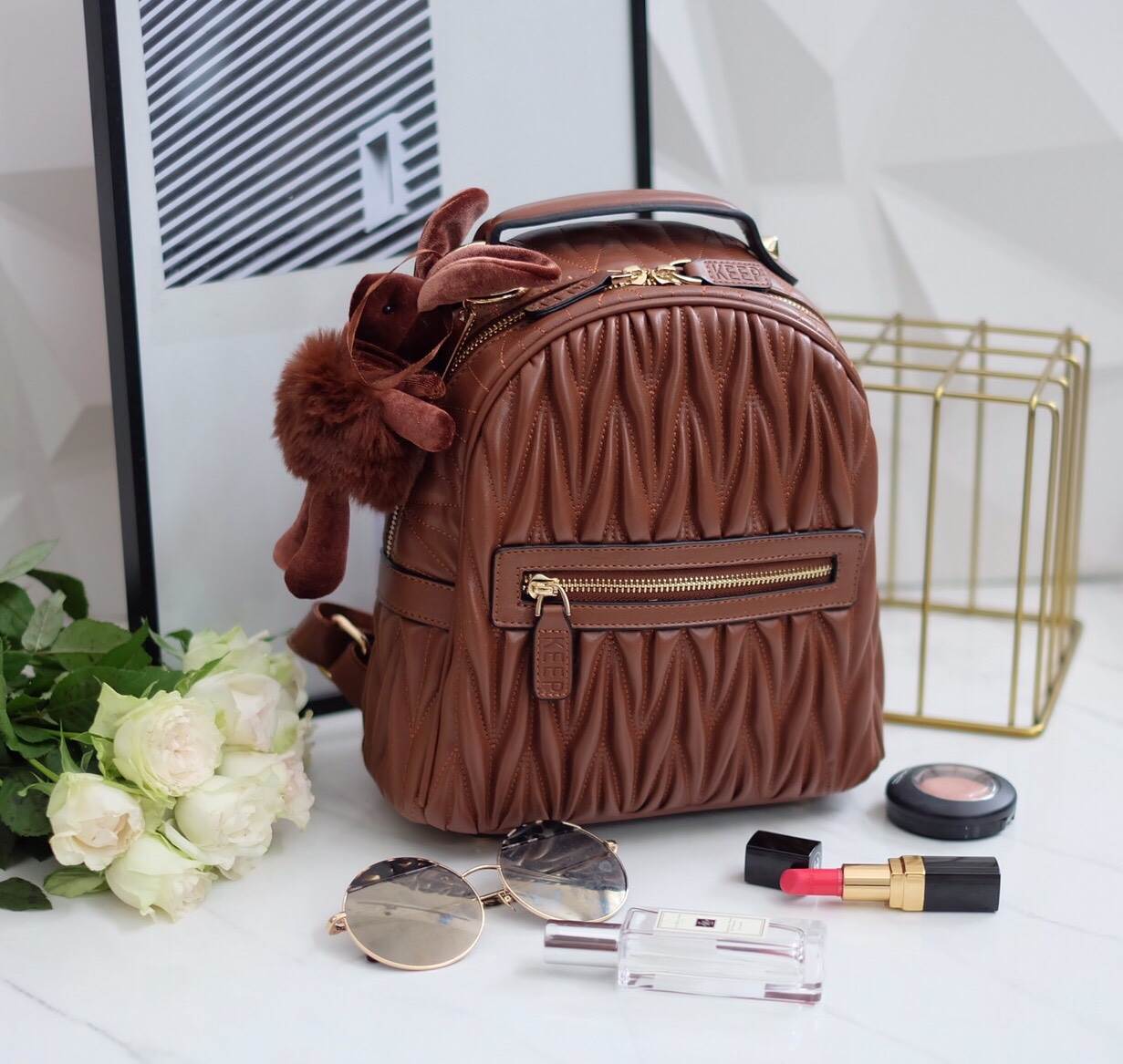 KEEP ' Paris ' backpack 🎒👟 เป้ หนังแกะแท้ ระดับตำนาน ที่ครองใจสาวๆ เป็นอันดับหนึ่ง งานดี งานคุ้ม ต้องใบนี้เลย =>> กระเป๋า หนังแกะแท้เนื้อดี งาน handmade เย็บแบบฝีมือต่อฝีมือ เพิ่อให้ได้ใบนี้ =>> ตัวกระเป๋าน้ำหนักเบา ด