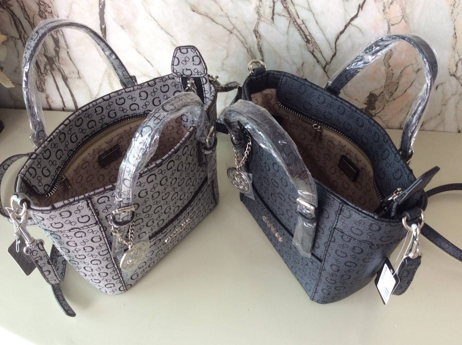 Don’t Miss! GUESS CATE MINI CROSS BODY BAG กระเป๋าถือหรือสะพายรุ่นที่ฮิตและขายดีที่สุดจาก GUESS FACTORY หนัง Saffiano ลาย GUESS Signature สวยอยู่ทรง ขนาดกำลังดี น้ำหนักเบา ด้านหน้าประดับโลโก้พร้อมพวงกุญแจโลโก้แบรนด์ห้อยที่หูกระเป๋าถอดเเยกใช้ได้ เปิดปิดด้ว