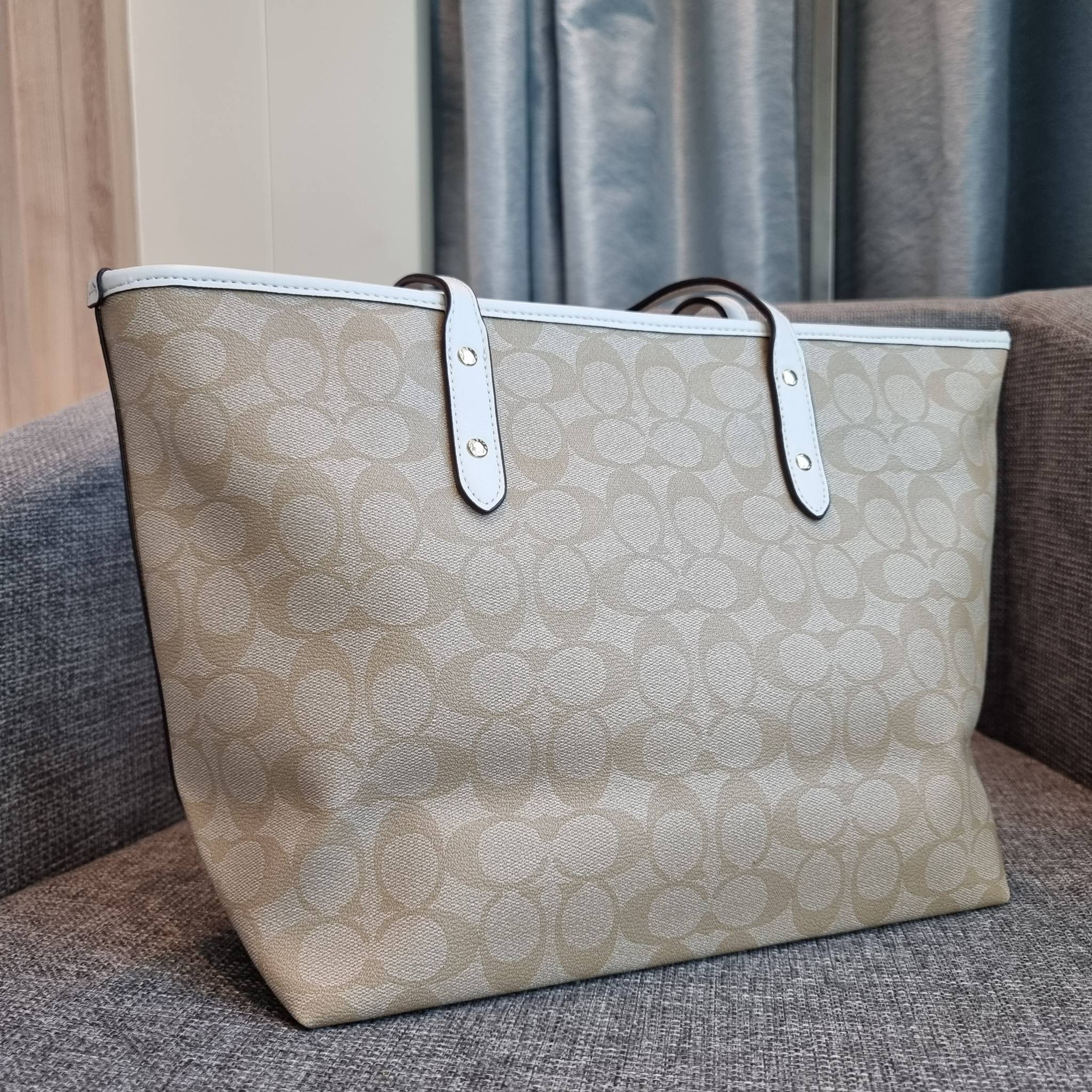 OUTLET 】COACH F58292 CITY ZIP TOTE IN SIGNATURE 16" รุ่นขายดี!! ไซส์ใหญ่ สีสวยมาให้แบบจัดเต็ม!! กระเป๋าถือทรงโท้ทใบใหญ่ สวยน่าใช้ทุกสี สะพายคล้องไหล่ได้เก๋ๆ จุของแน่นๆไปเลยจ้า!! วัสดุหนังแคนวาสคุณภาพ ปากกระเป๋าเปิด-ปิดด้วยซิป กันของหล่นได้ ถือไปไหนก็