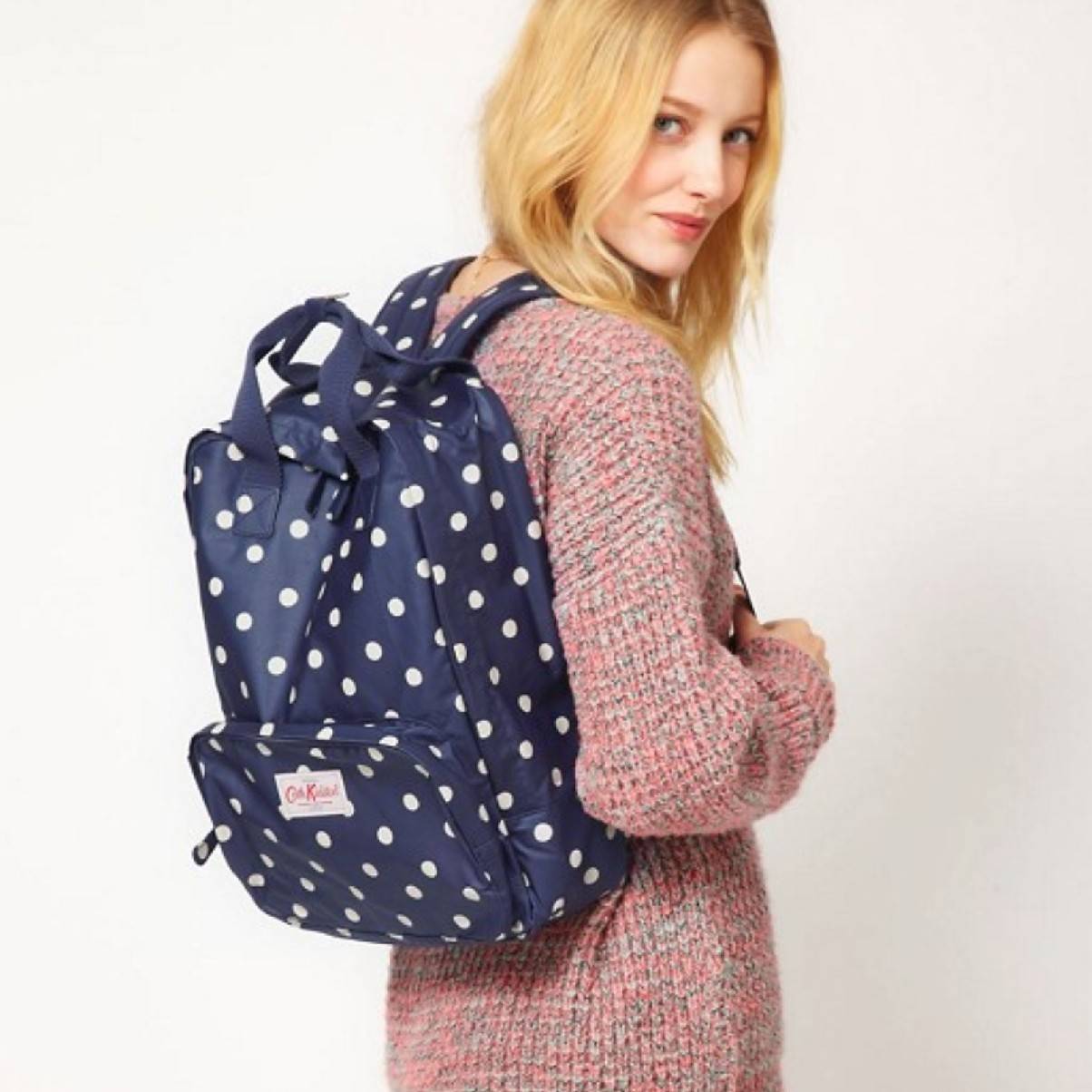 CATH KIDSTON BACKPACK BAG กระเป๋าเป้น่ารัก ตามแบบฉบับของแบรนด์นี้เลยค่า โดดเด่นด้วยหนัง PVC พิมพ์ลาย กันน้ำทั้งใบ ด้านในมีช่องซิปใหญ่ใส่ของ 2 ช่อง จุของได้เยอะ ใส่ IPAD / A4ได้สบายเลยค่ะ ด้านหน้ามีช่องซิปเล็ก 1 ช่อง ใส่ของจุกจิกหนิบได้สะดวก น้ำหนักเบา ใช้