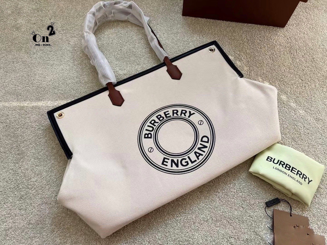 VIP 🥂 Burberry tote bag / BURBERRY FRAGRANCES TOTE BAG กระเป๋าสะพายทรงโท้ทผ้าแคนวาส ตัดขอบหนัง การตัดเย็บเดินด้ายสวยงามเลอร์ค่ามาก ดีไซน์สวย ทรงหรูดูไฮ รุ่นหายาก เป็นอีกหนึ่งรุ่นที่ดาราเซเลป ใช้กันเยอะมาก ประดับกระดุมแบรนด์สีทอง ที่มุมปากกระเป๋าทั